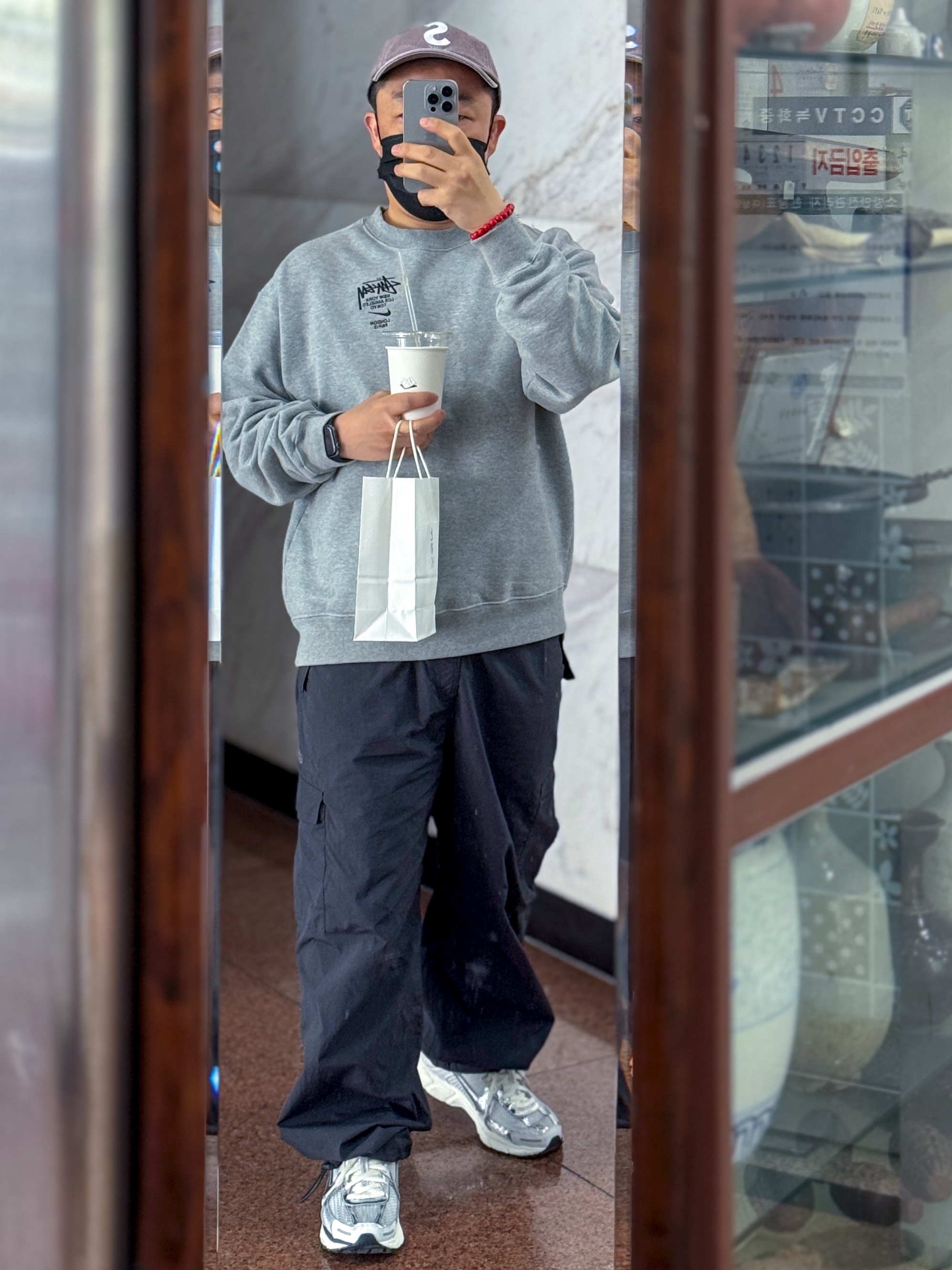 Nike x Stussy NRG ZR Fleece Crewneck Heather Grey - Asia, (W) Nike Zoom Vomero 5 Photon Dust and Metallic Silver 착용 스타일