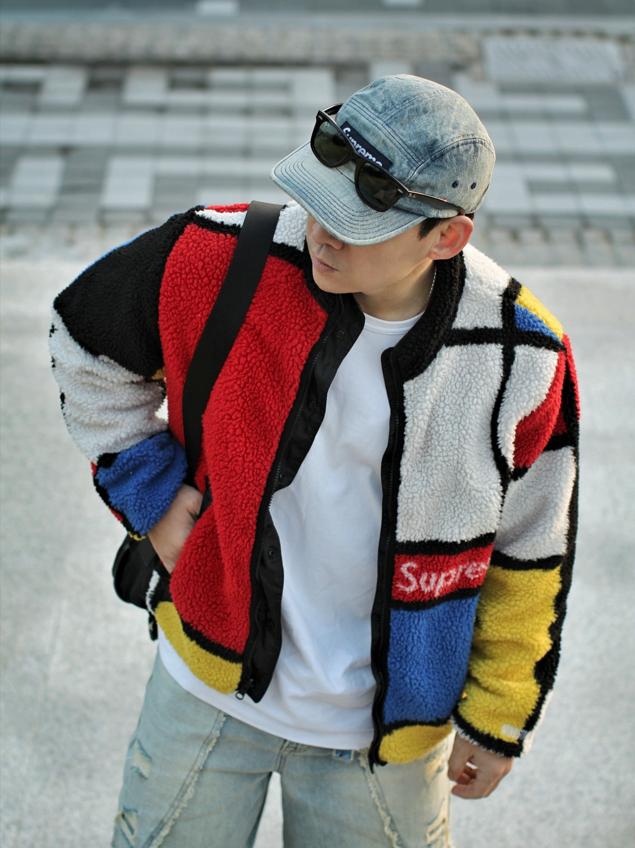Supreme Washed Chino Twill Camp Cap Dirty Indigo - 24SS, Supreme Reversible Colorblocked Fleece Jacket Red - 20FW 착용 스타일 - 2