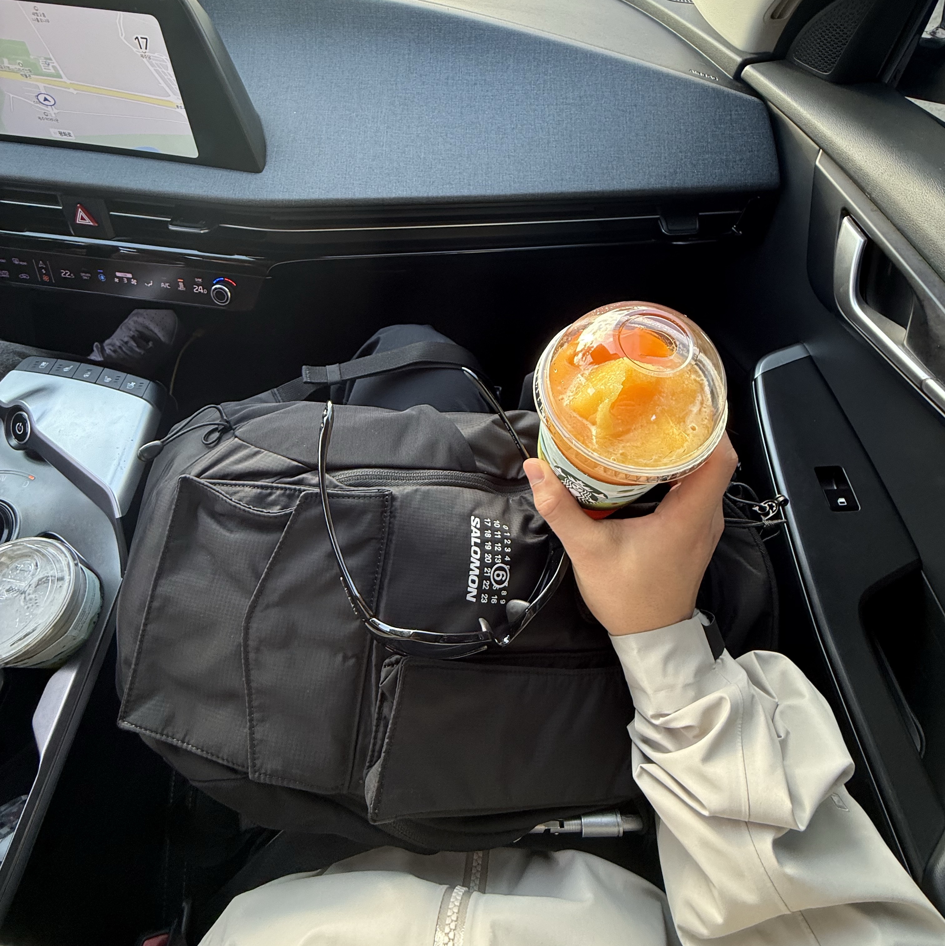 Salomon x MM6 Maison Margiela Daypack 20 Black, Arc'teryx Beta Jacket Wicker 착용 스타일 - 1