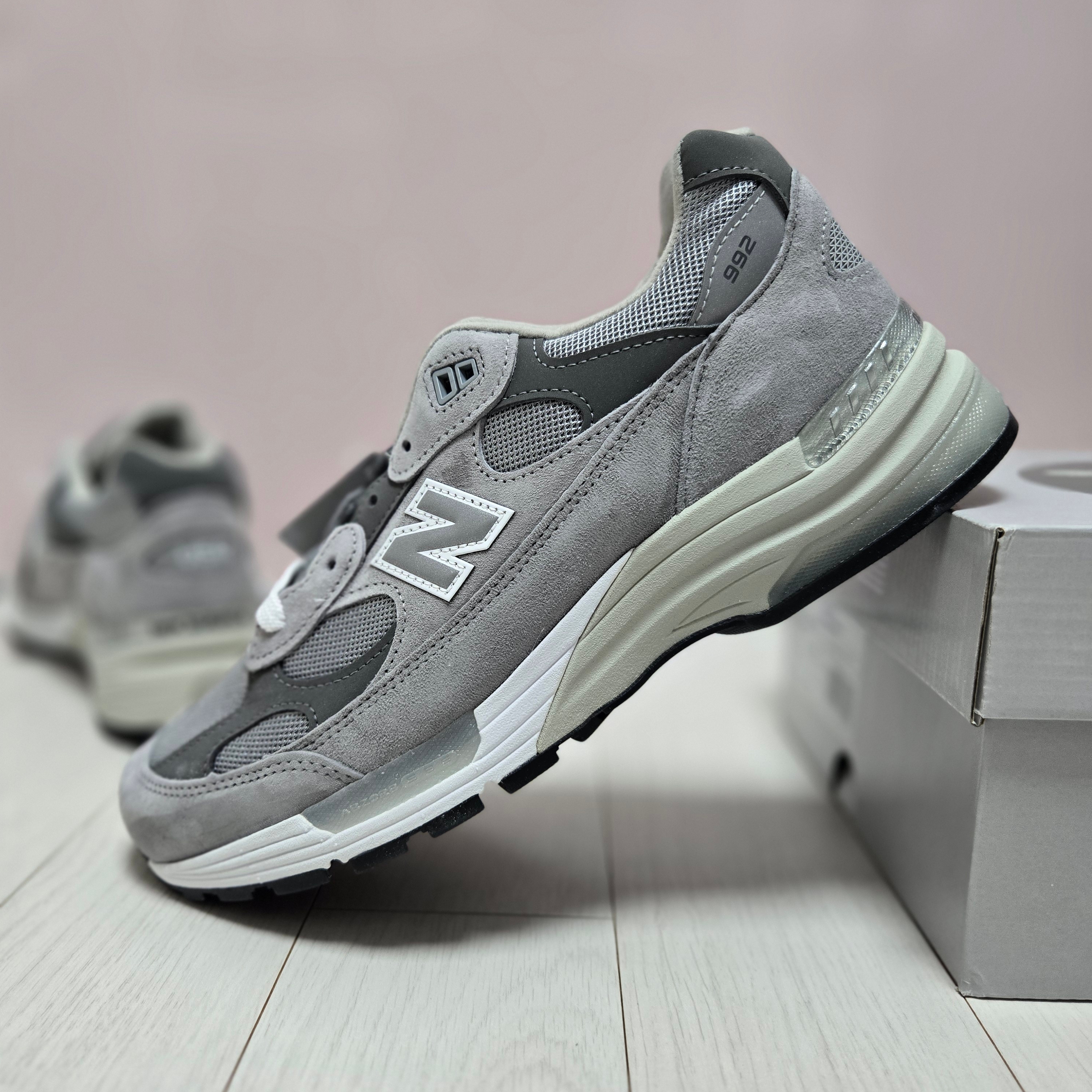 New Balance 992 Made in USA Core Grey Silver Metallic 착용 스타일 - 1