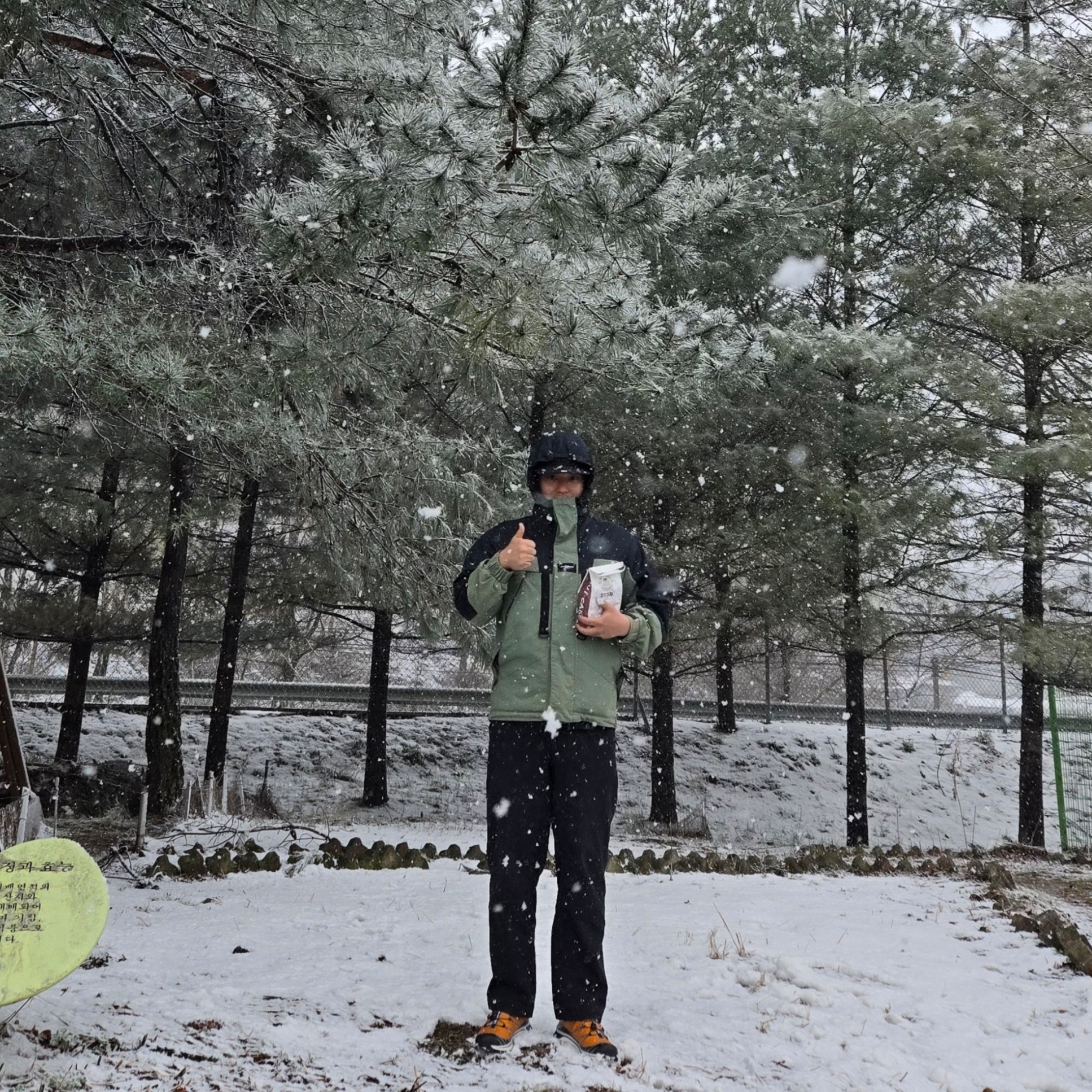 Arc'teryx Gore 5 Panel Cap Black, Nike ACG UV Hiking Pants Black - Asia 착용 스타일