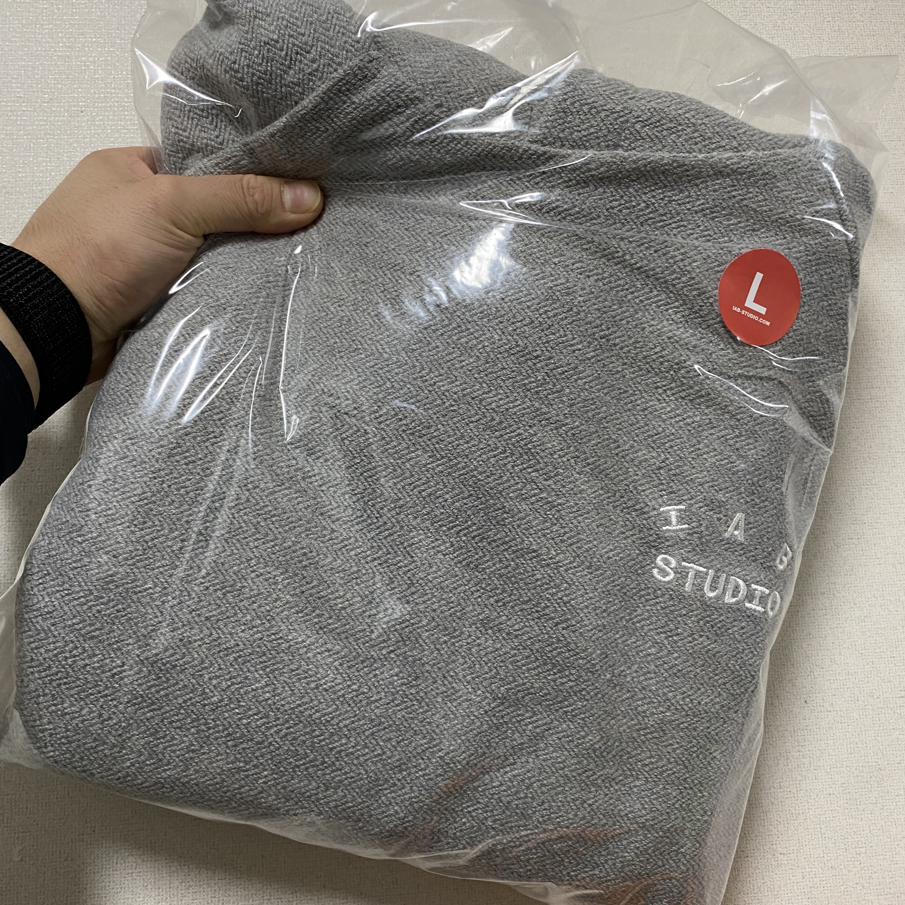 IAB Studio Herringbone Hoodie Gray White 착용 스타일