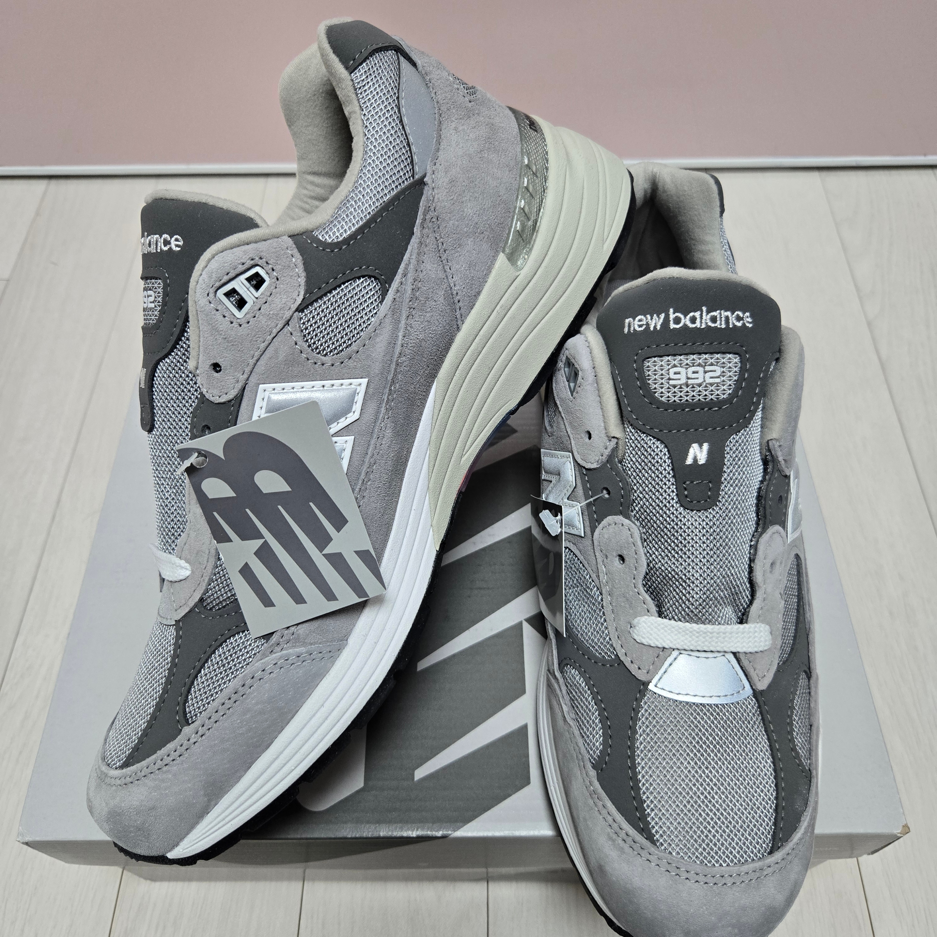 New Balance 992 Made in USA Core Grey Silver Metallic 착용 스타일 - 3