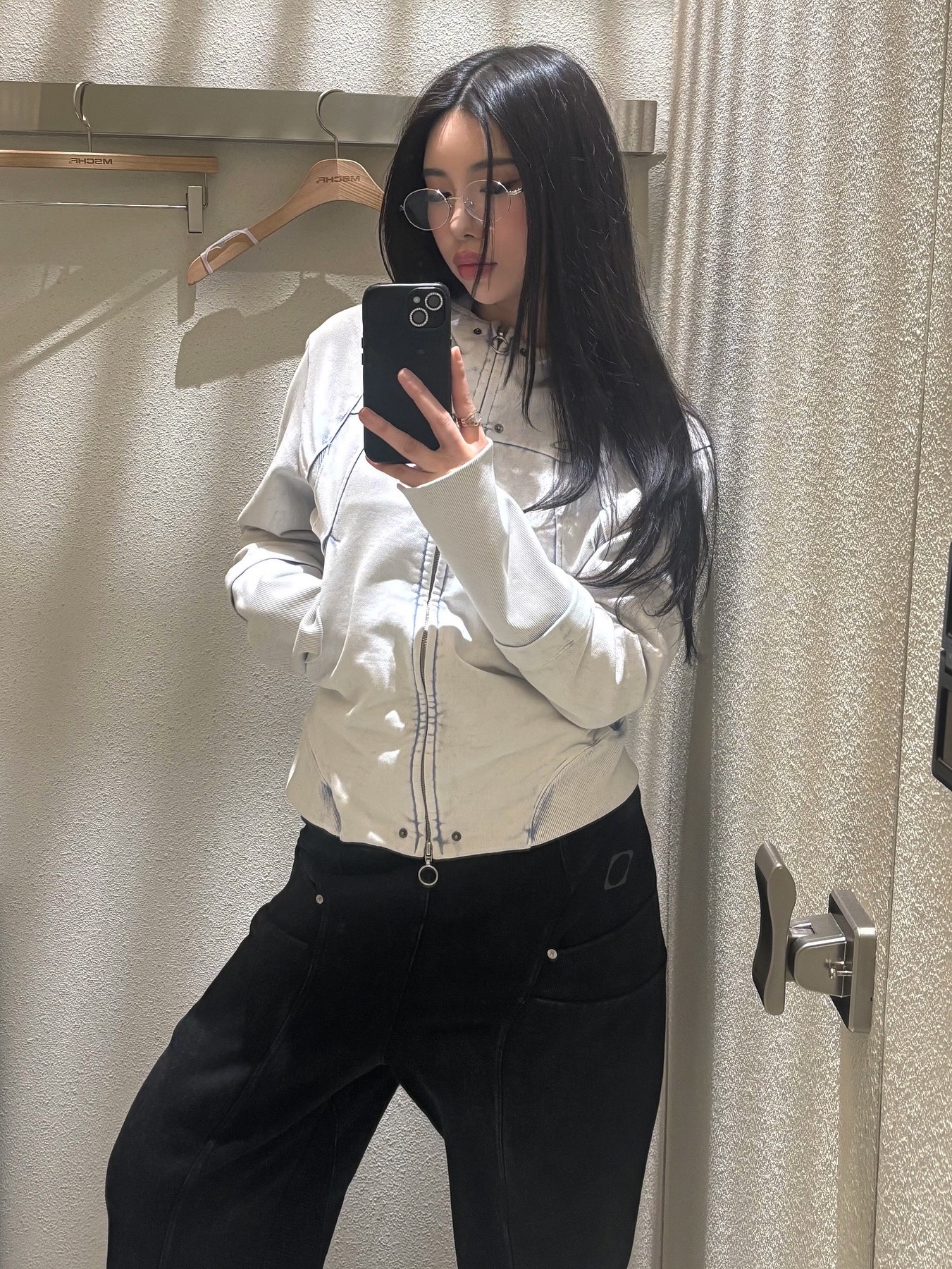 (W) 미스치프 블리치드 컷 오프 후드 자켓 블리치드 그레이 착용 스타일