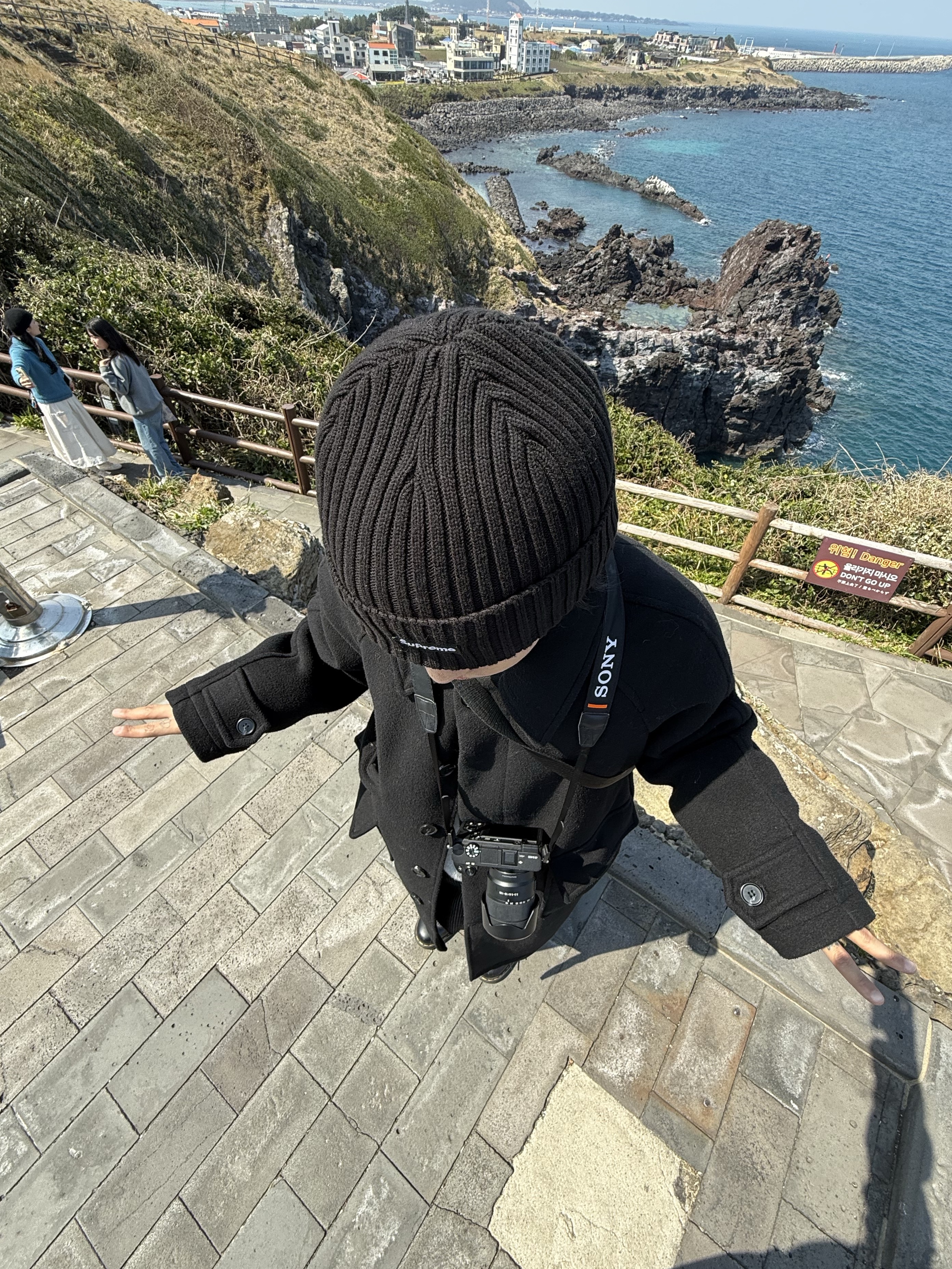 Supreme Overdyed Beanie Black 착용 스타일