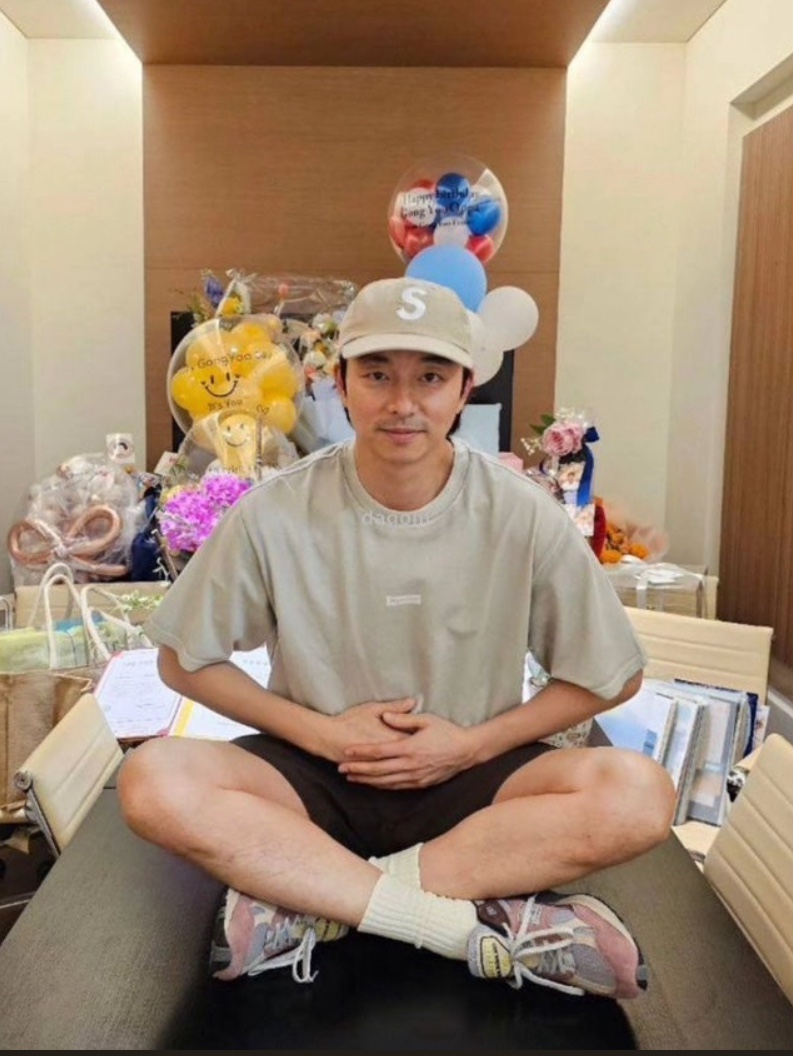 슈프림 시어서커 S 로고 6-패널 탄 - 24SS, 슈프림 시어서커 S 로고 6-패널 우드랜드 카모 - 24SS 착용 스타일 - 1