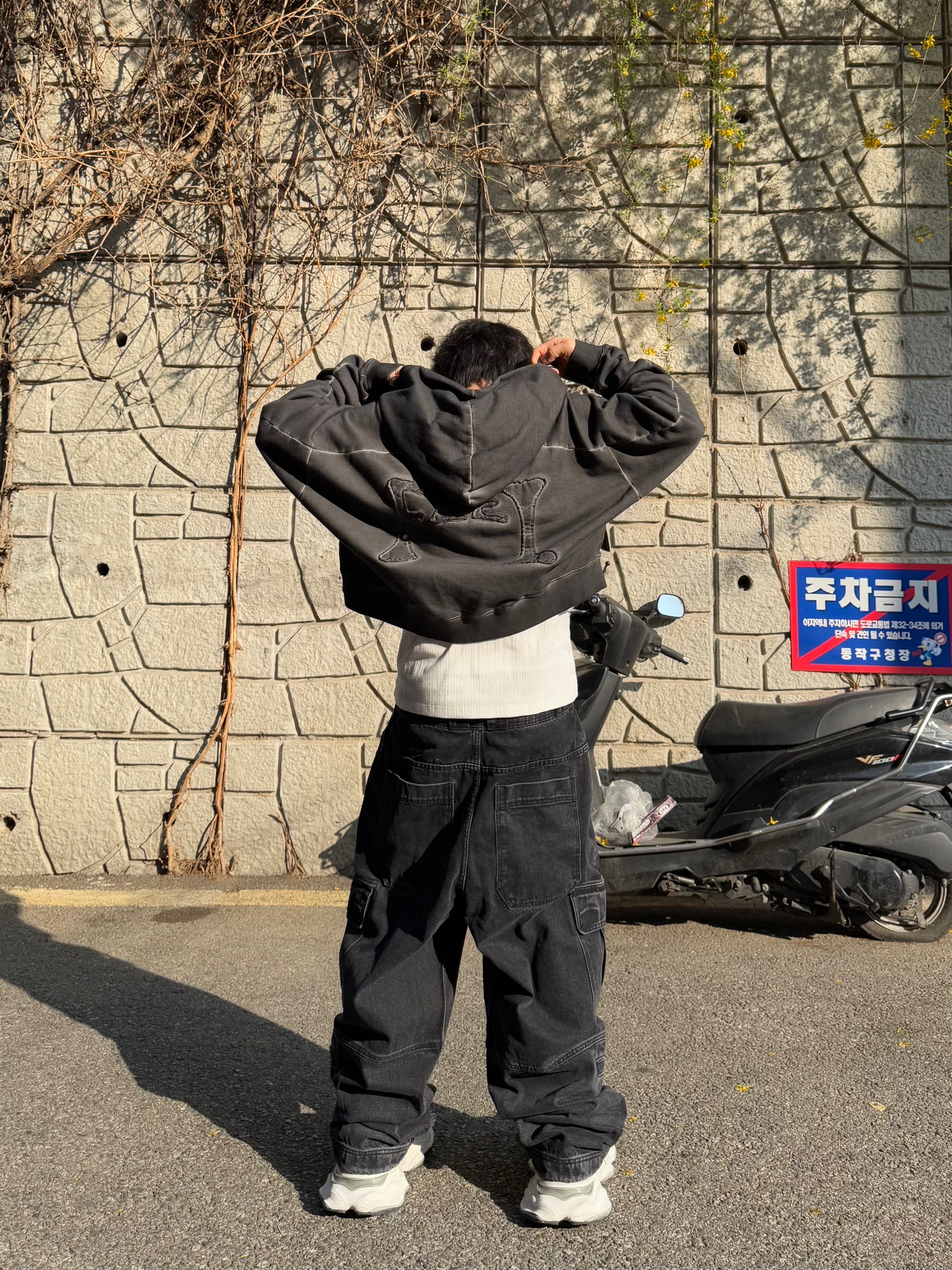 발렌시아가 카고 스니커즈 화이트 그레이 착용 스타일 - 4