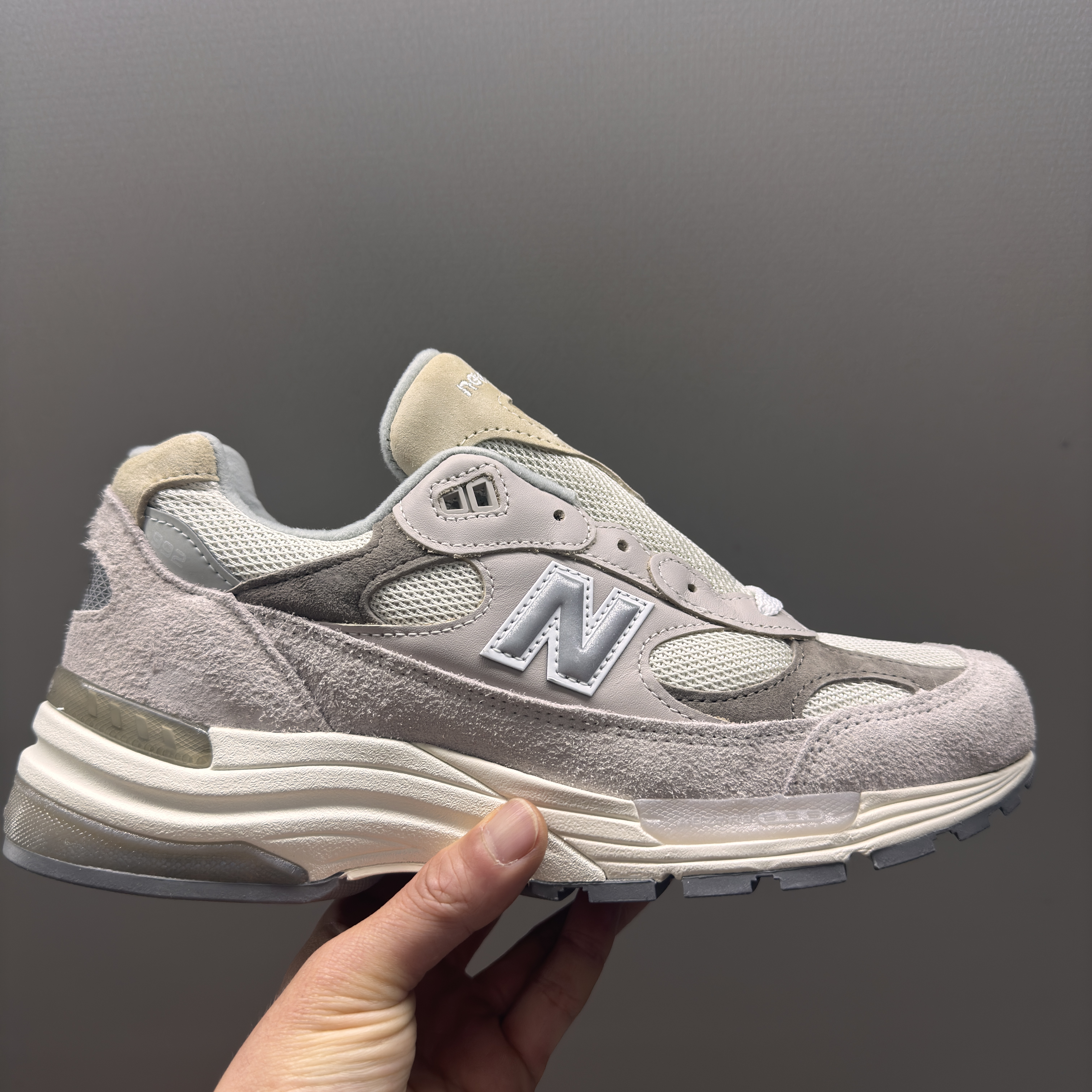 New Balance 992 Made in USA Moonrock Mushroom 착용 스타일 - 1