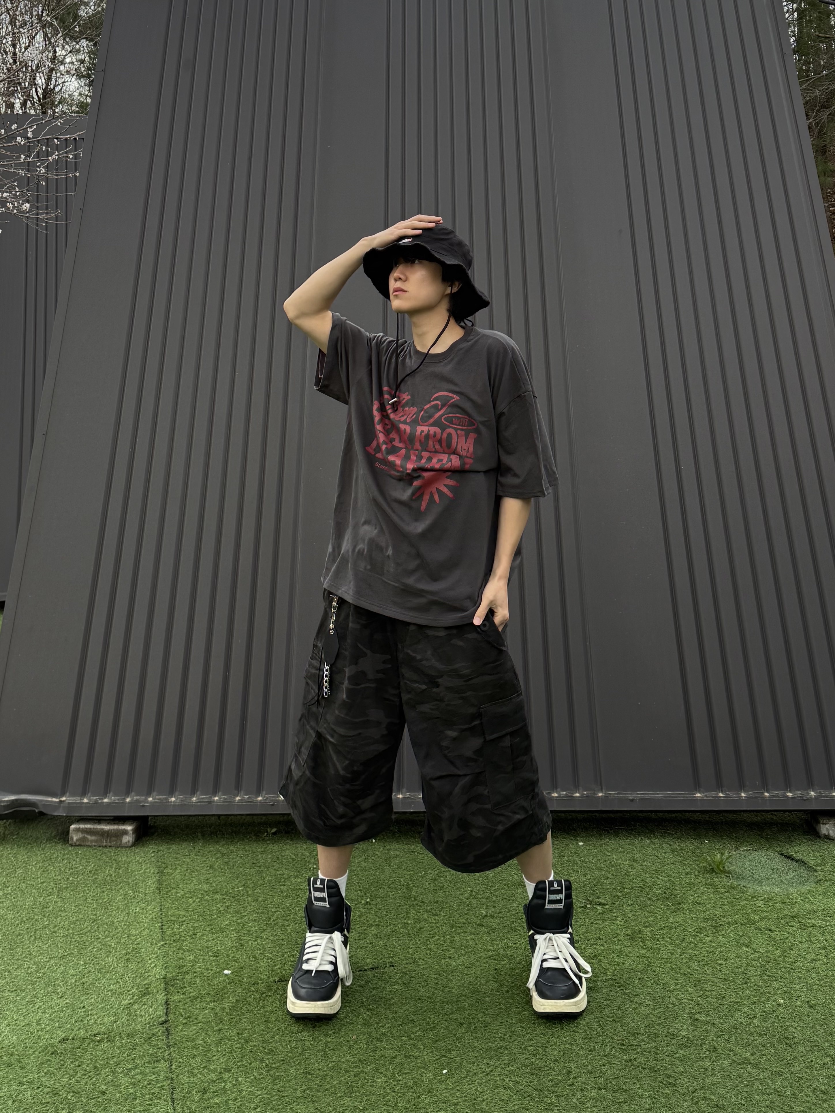 Jacquemus Le Bob Artichaut Bucket Hat Black, Converse x Drkshdw Turbowpn Black Cream 착용 스타일 - 1