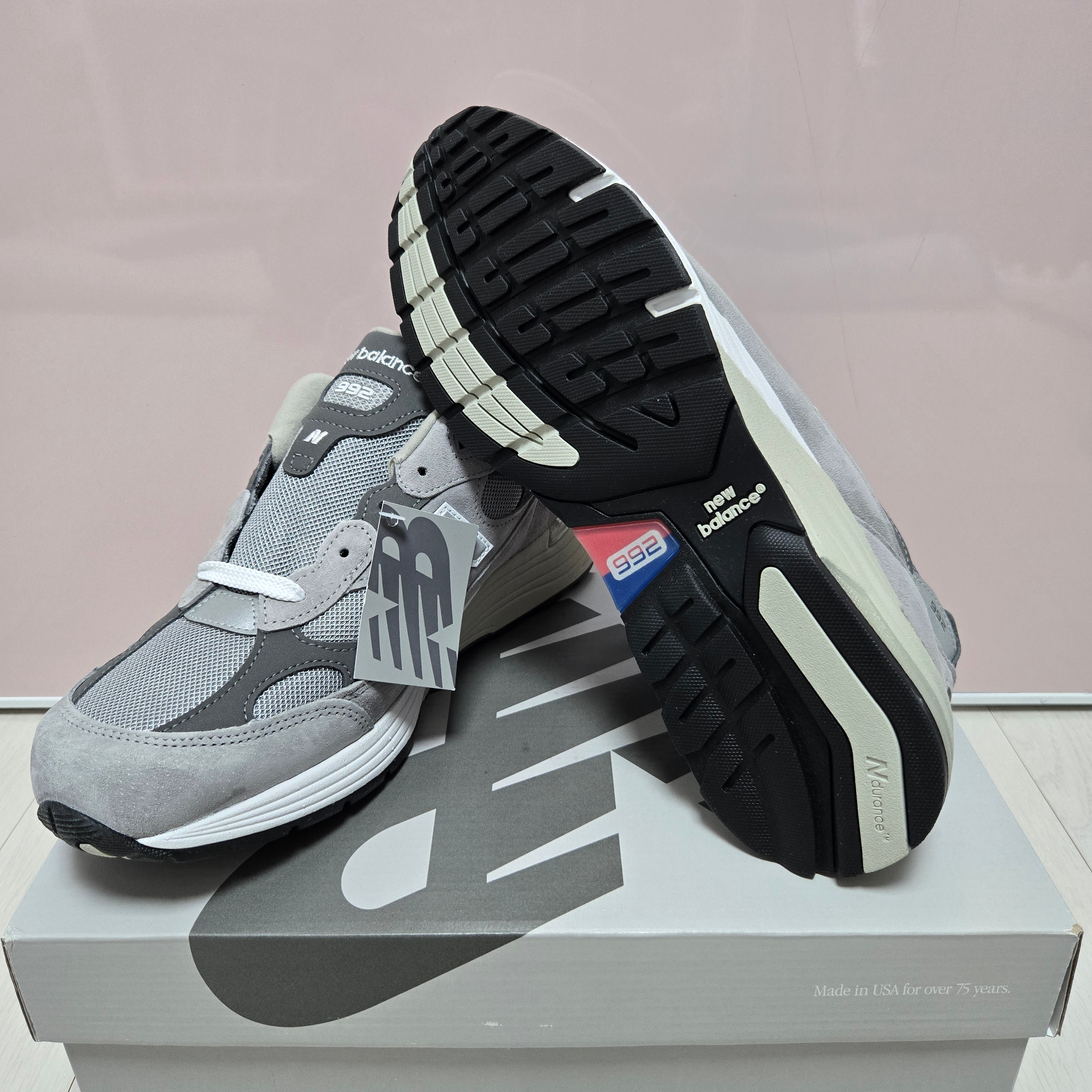 New Balance 992 Made in USA Core Grey Silver Metallic 착용 스타일 - 2