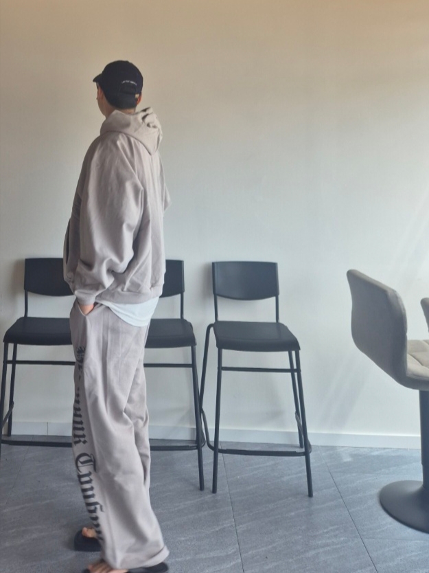 Yeezy x Gosha Rubchinskiy Tribune Herald HD-01 Hoodie Mocha, Yeezy x Gosha Rubchinskiy Tribune Herald SP-01 Pants Mocha 착용 스타일