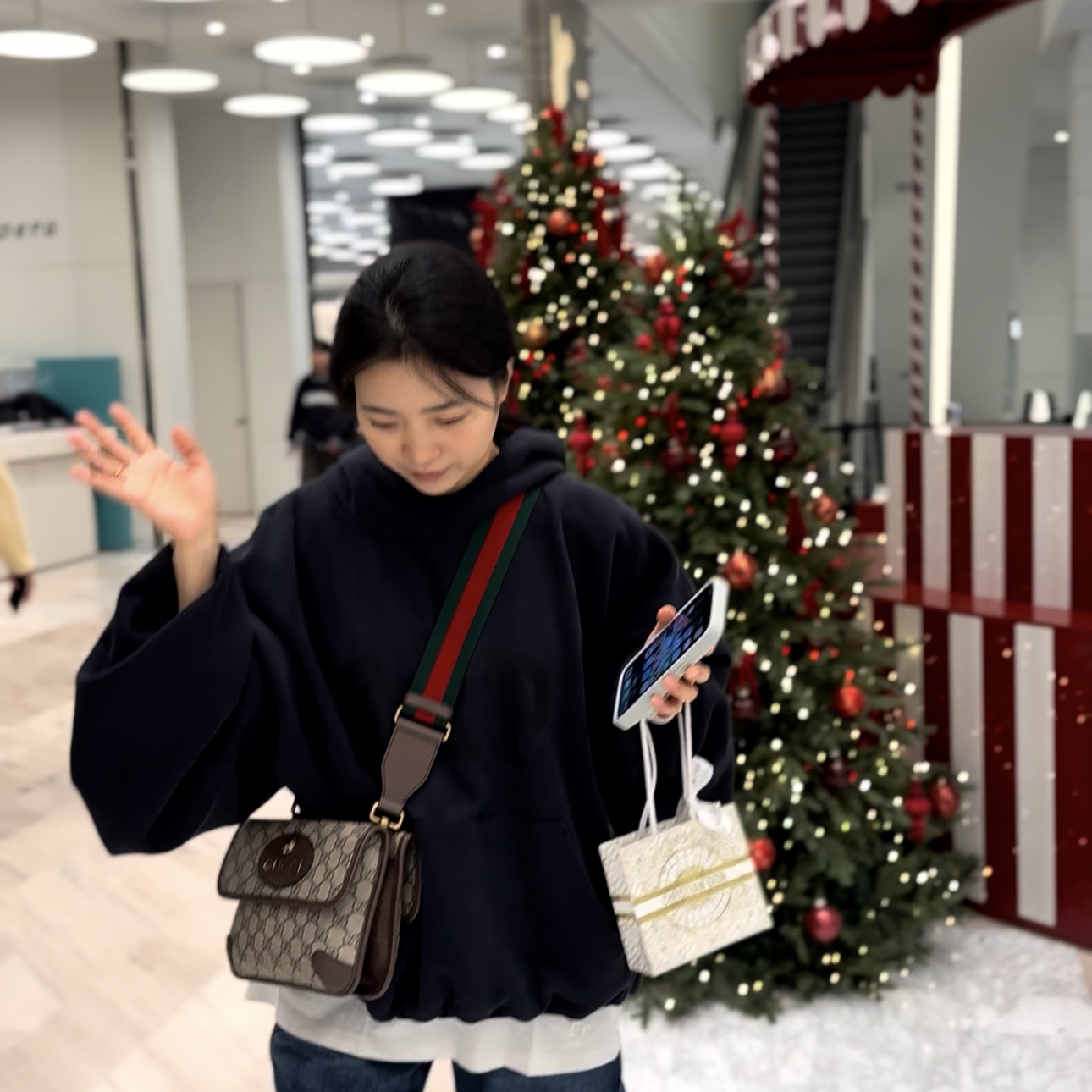 이지 갭 엔지니어드 바이 발렌시아가 도브 후드 워시드 블랙, (W) 어그 타즈 슬리퍼 체스트넛 착용 스타일 - 5