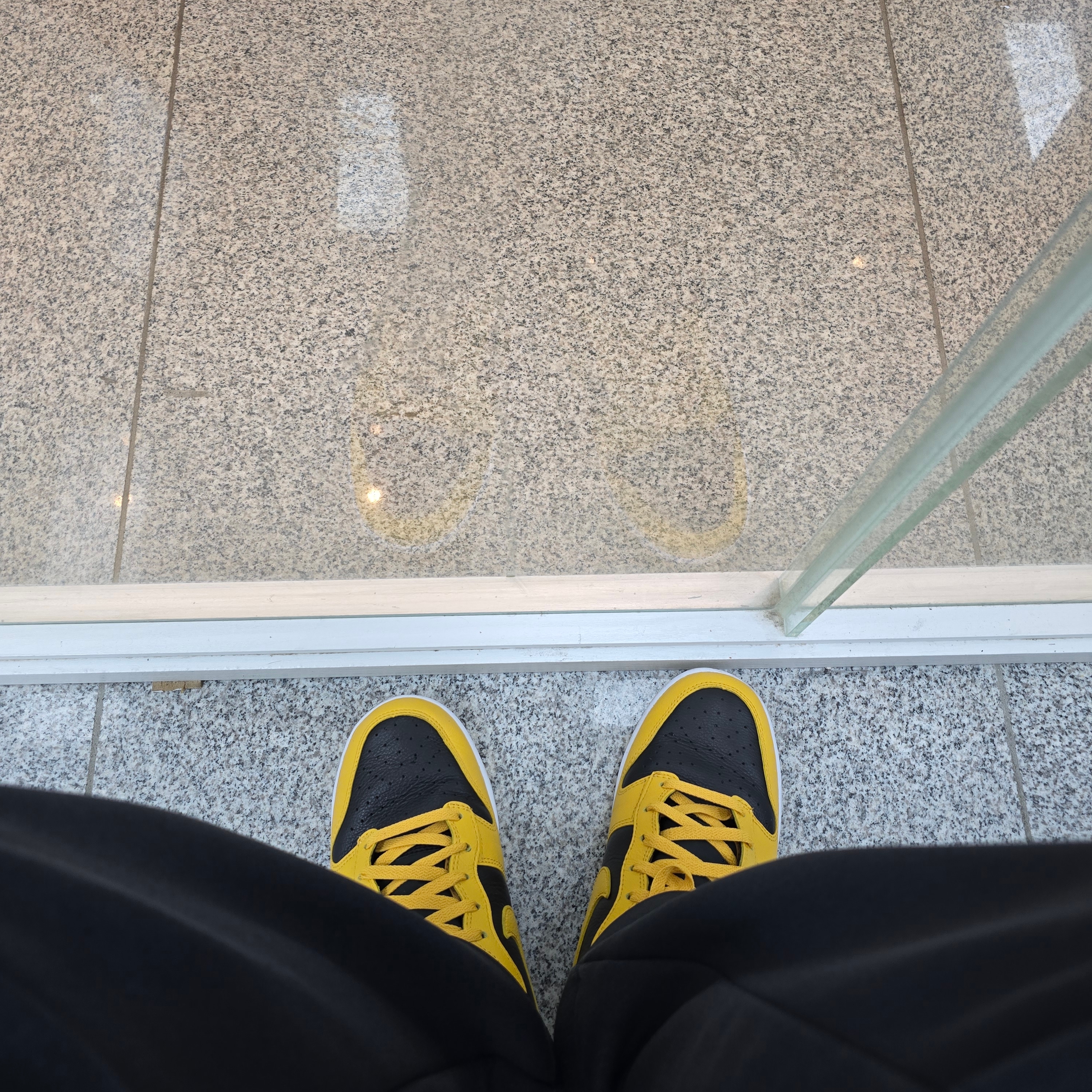 Nike Wu-Tang Clan Dunk High Black and Pollen 착용 스타일