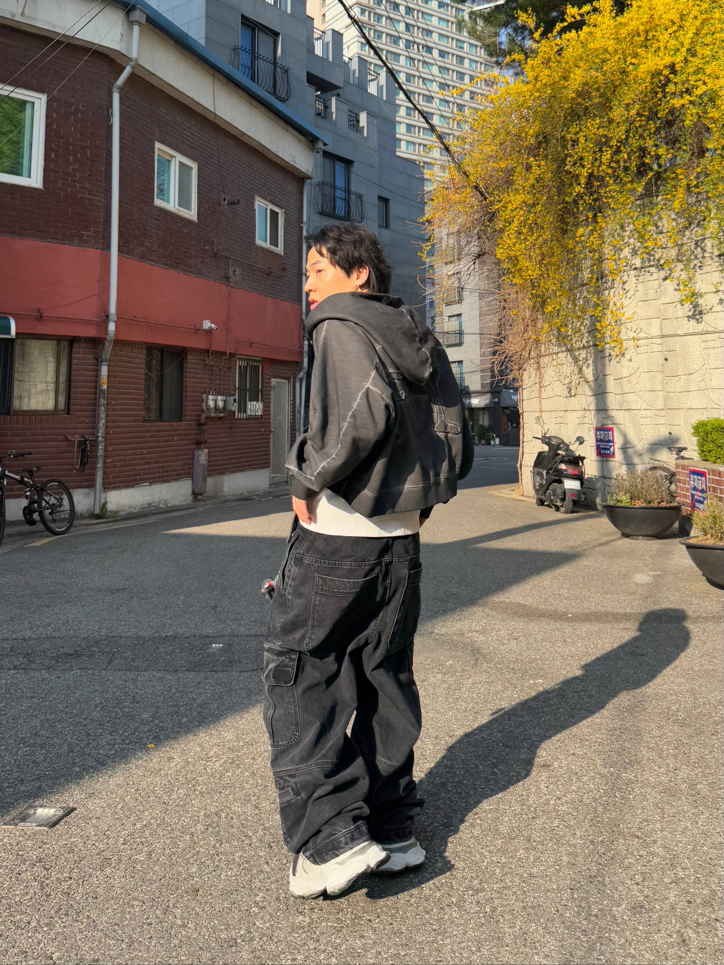 발렌시아가 카고 스니커즈 화이트 그레이 착용 스타일 - 3