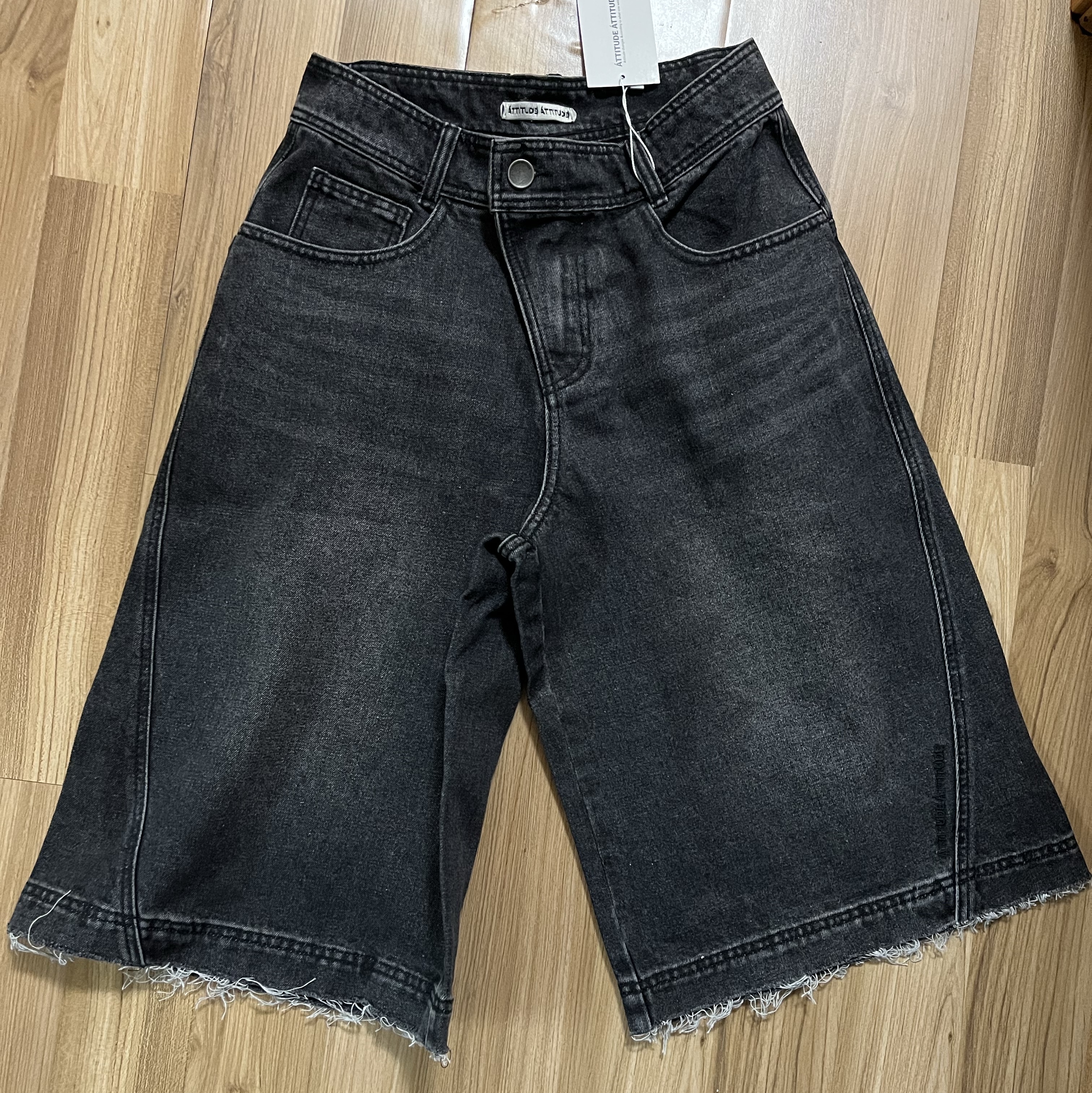 AA Curved Line Washing Bermuda Denim Pants Black 착용 스타일 - 1