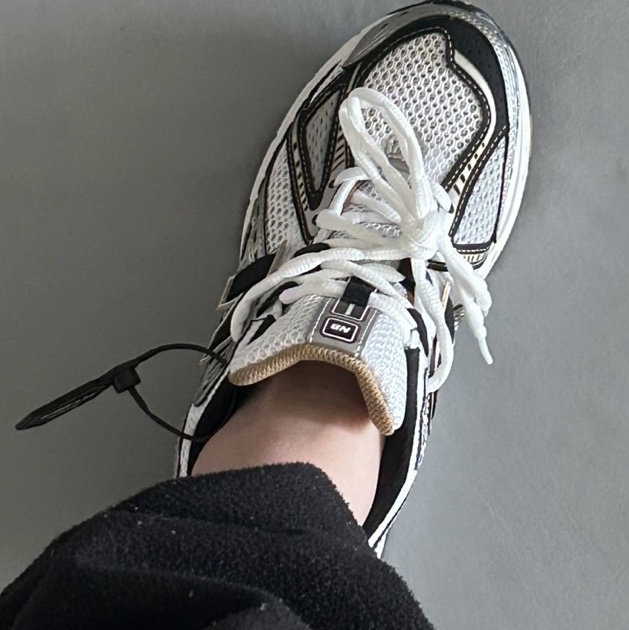 New Balance 1906R White Gold 착용 스타일 - 1