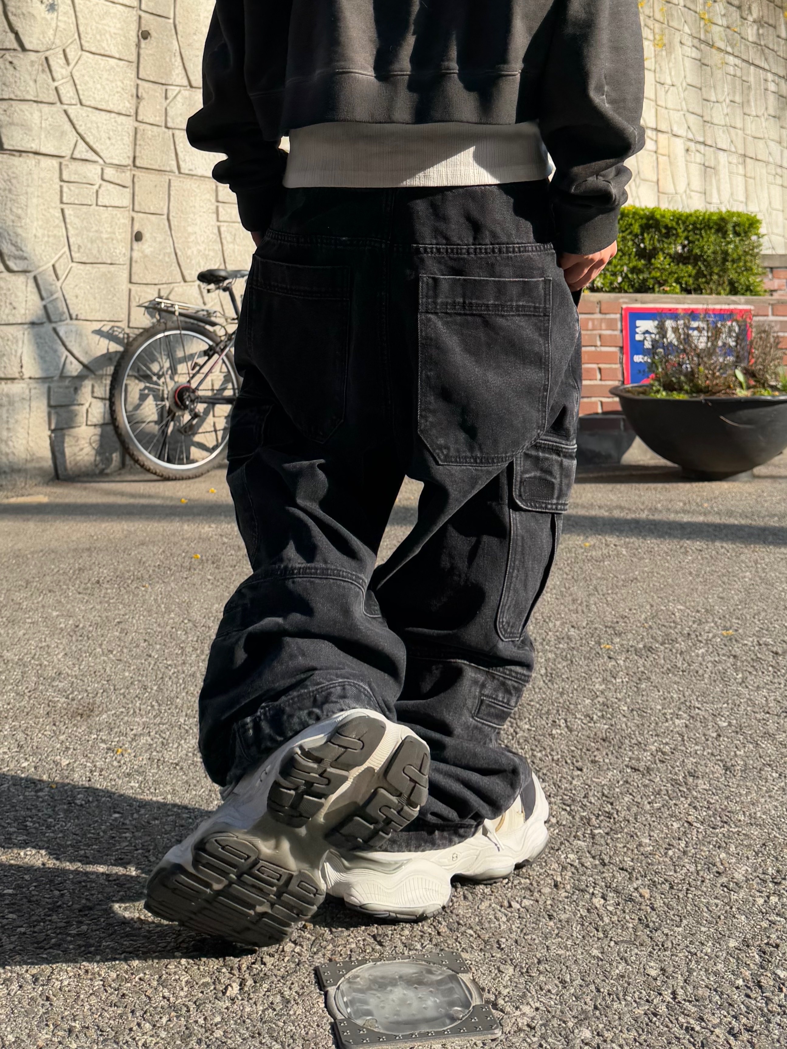 발렌시아가 카고 스니커즈 화이트 그레이 착용 스타일 - 6