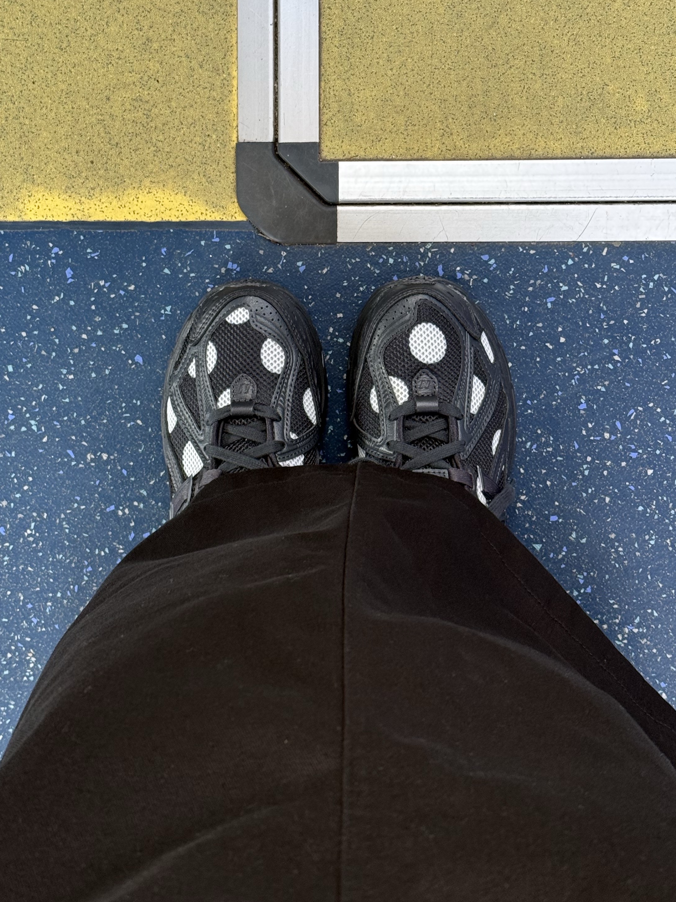 New Balance 1906R Polka Dot Black 착용 스타일