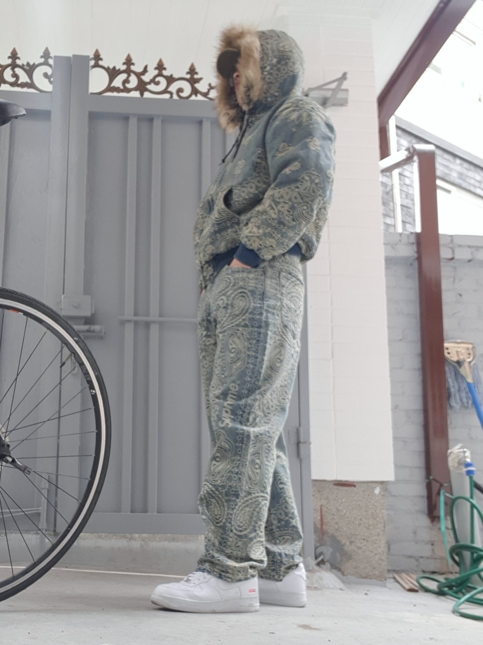 슈프림 반다나 자카드 배기 진 블루 - 25SS, 슈프림 반다나 자카드 데님 후드 워크 자켓 블루 - 25SS 착용 스타일