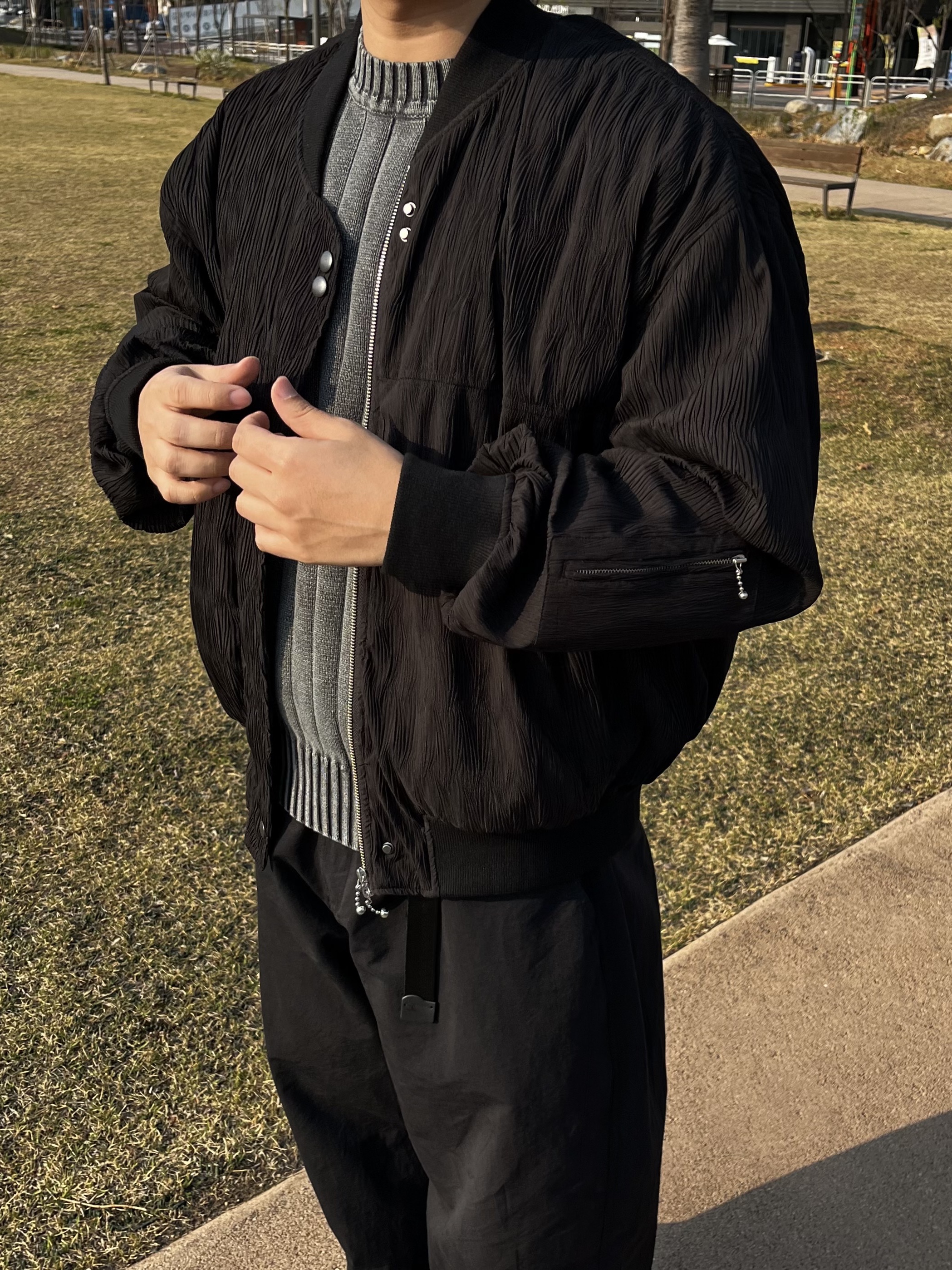noun Washed Crewneck Knit Charcoal, noun Wave Pleated Blouson Black 착용 스타일 - 2