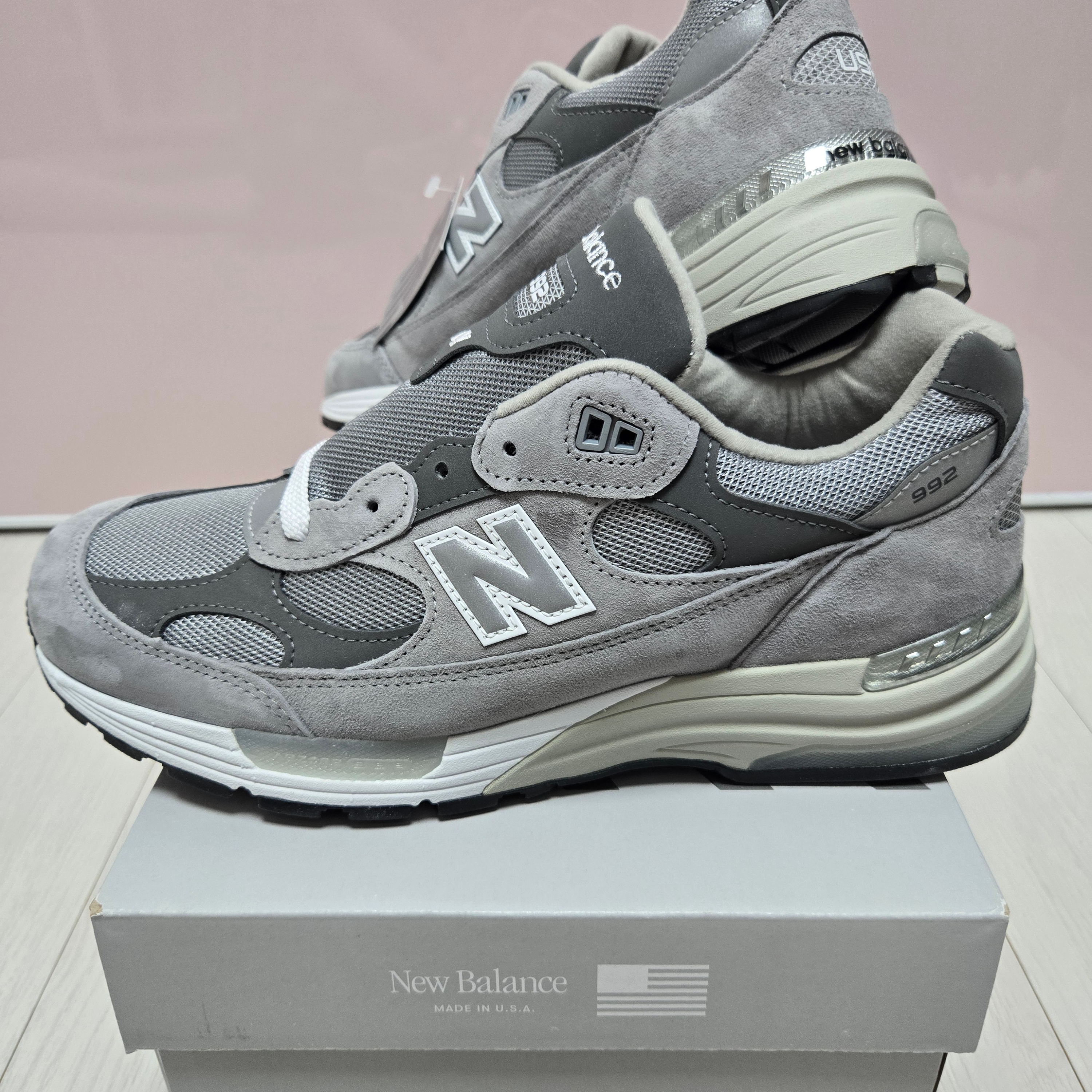 New Balance 992 Made in USA Core Grey Silver Metallic 착용 스타일 - 4