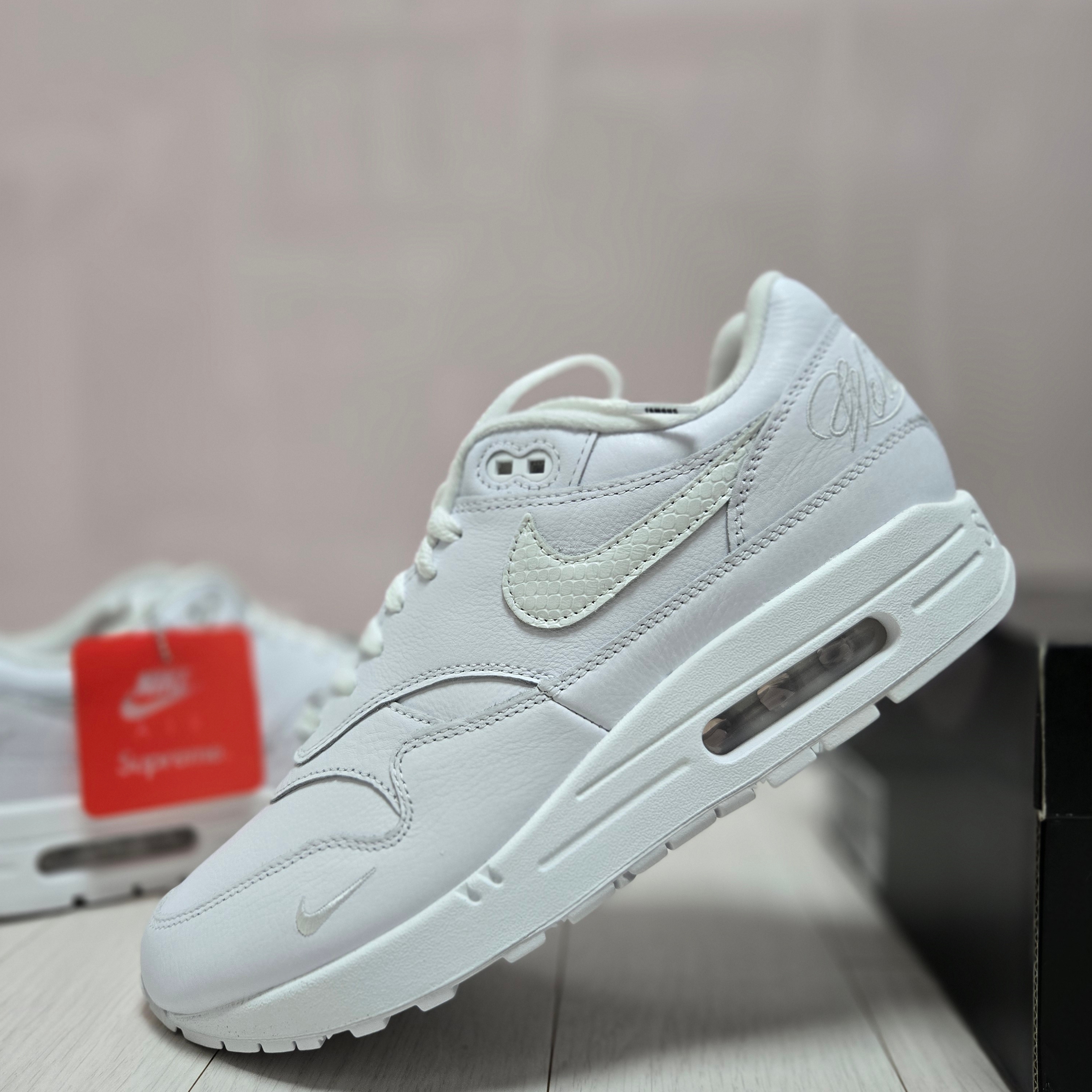 Nike x Supreme Air Max 1 '87 White - 25SS 착용 스타일 - 1