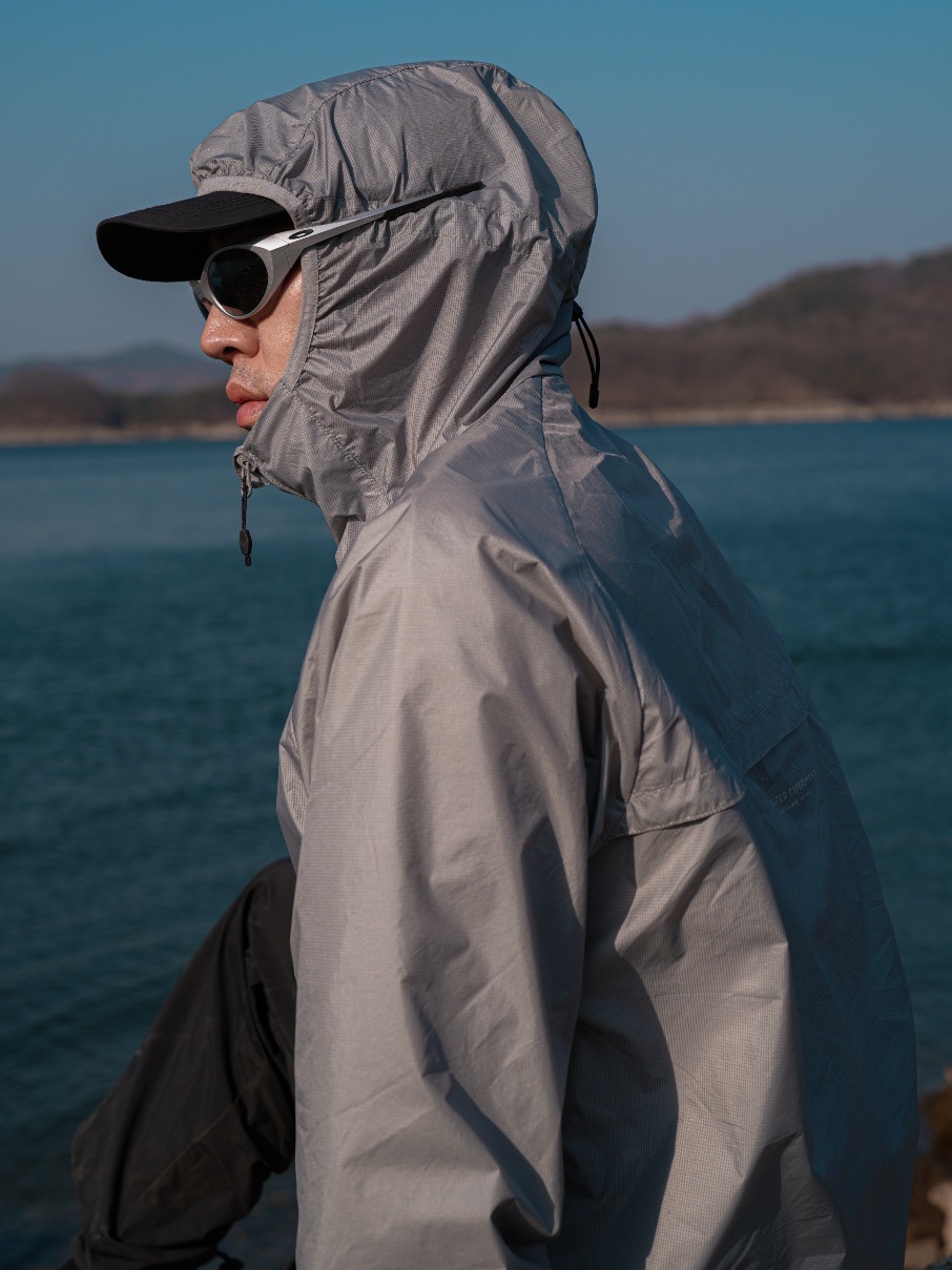 Welter Experiment Anemoi Light Windbreaker Gray 착용 스타일 - 1