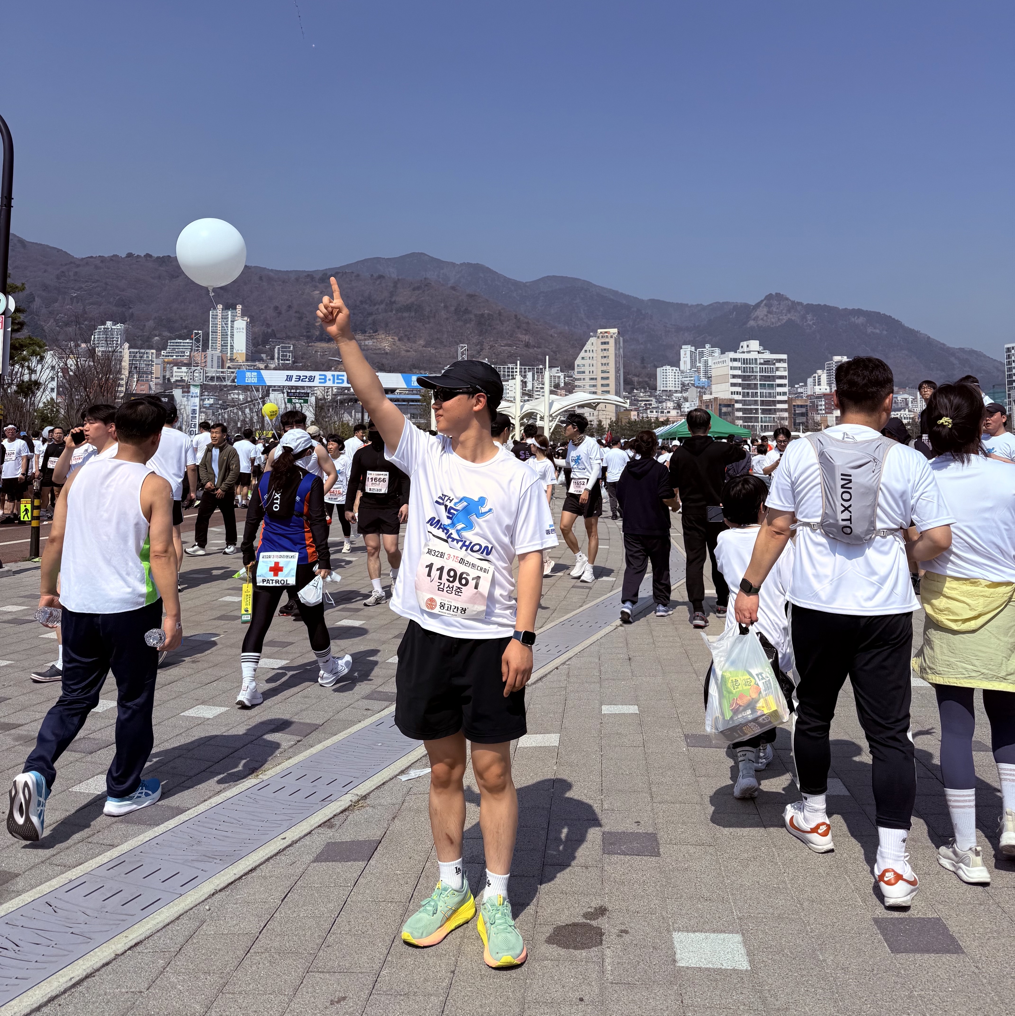오클리 아이 자켓 리덕스 매트 블랙 프레임 프리즘 그레이 렌즈 하이 브릿지 핏, 나이키 드라이핏 에어로빌 페더라이트 퍼포레이티드 러닝 캡 블랙 착용 스타일