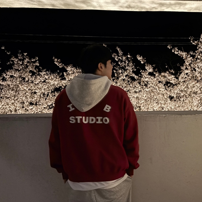IAB Studio 24 Christmas Hoodie Burgundy Oatmeal 착용 스타일
