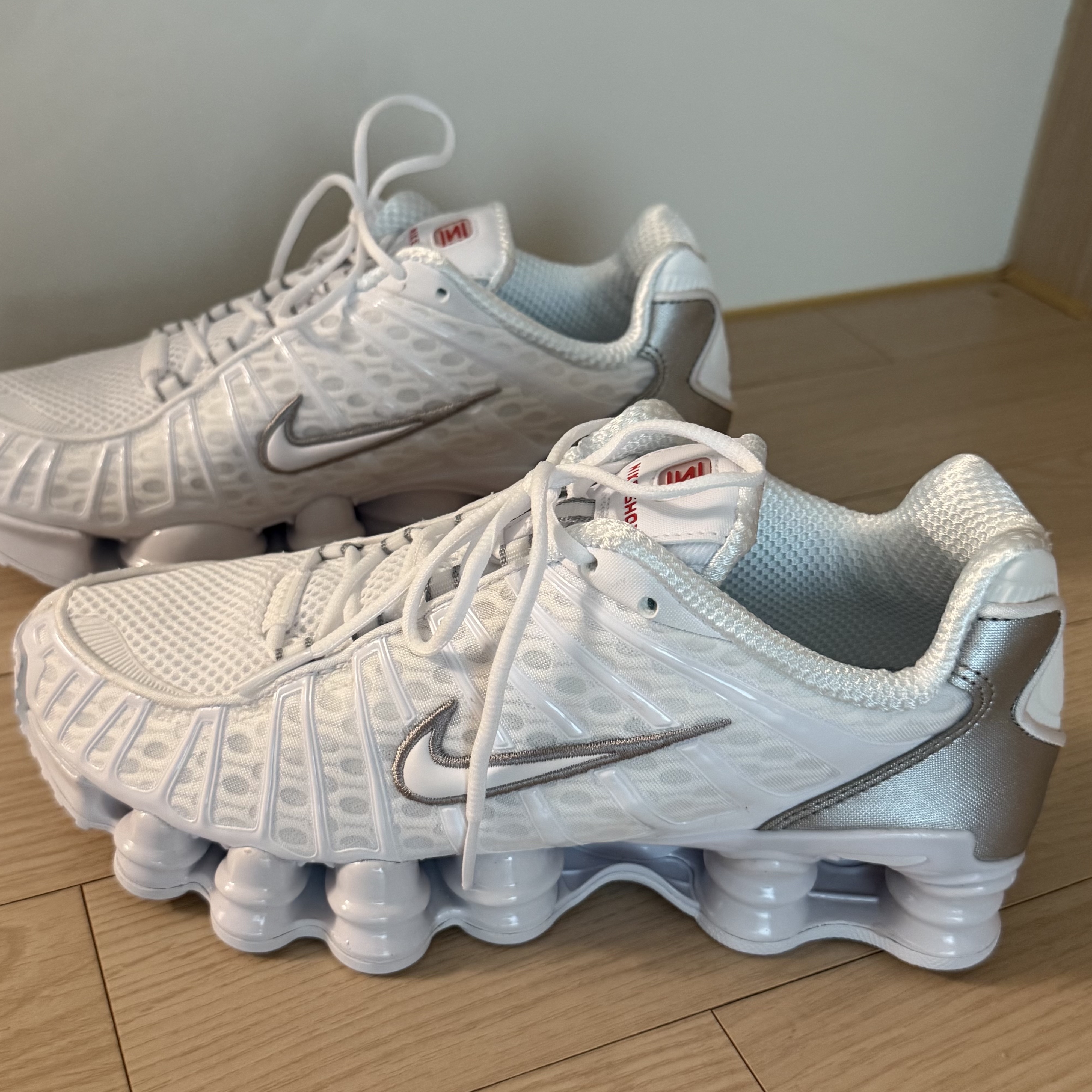 Nike Shox TL Metallic Silver 착용 스타일 - 2