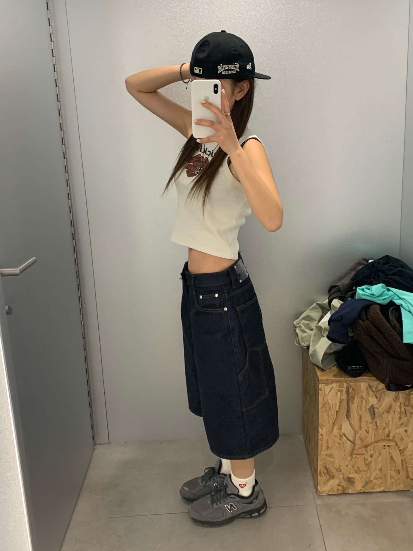 휴먼 메이드 파일 삭스 화이트, 뉴발란스 2002R 다크 그레이 착용 스타일