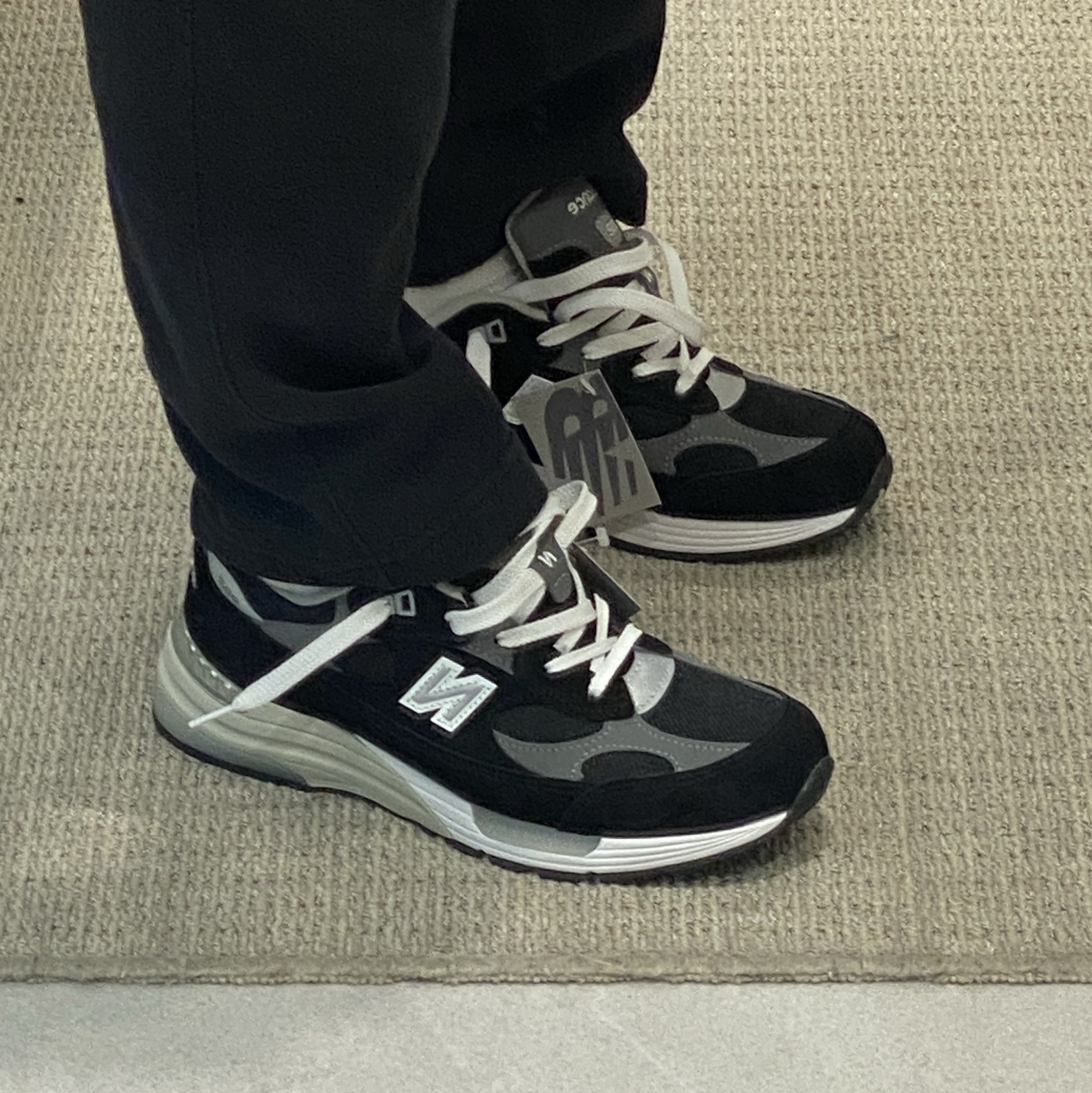 New Balance 992 Made in USA Core Black Grey 착용 스타일 - 2