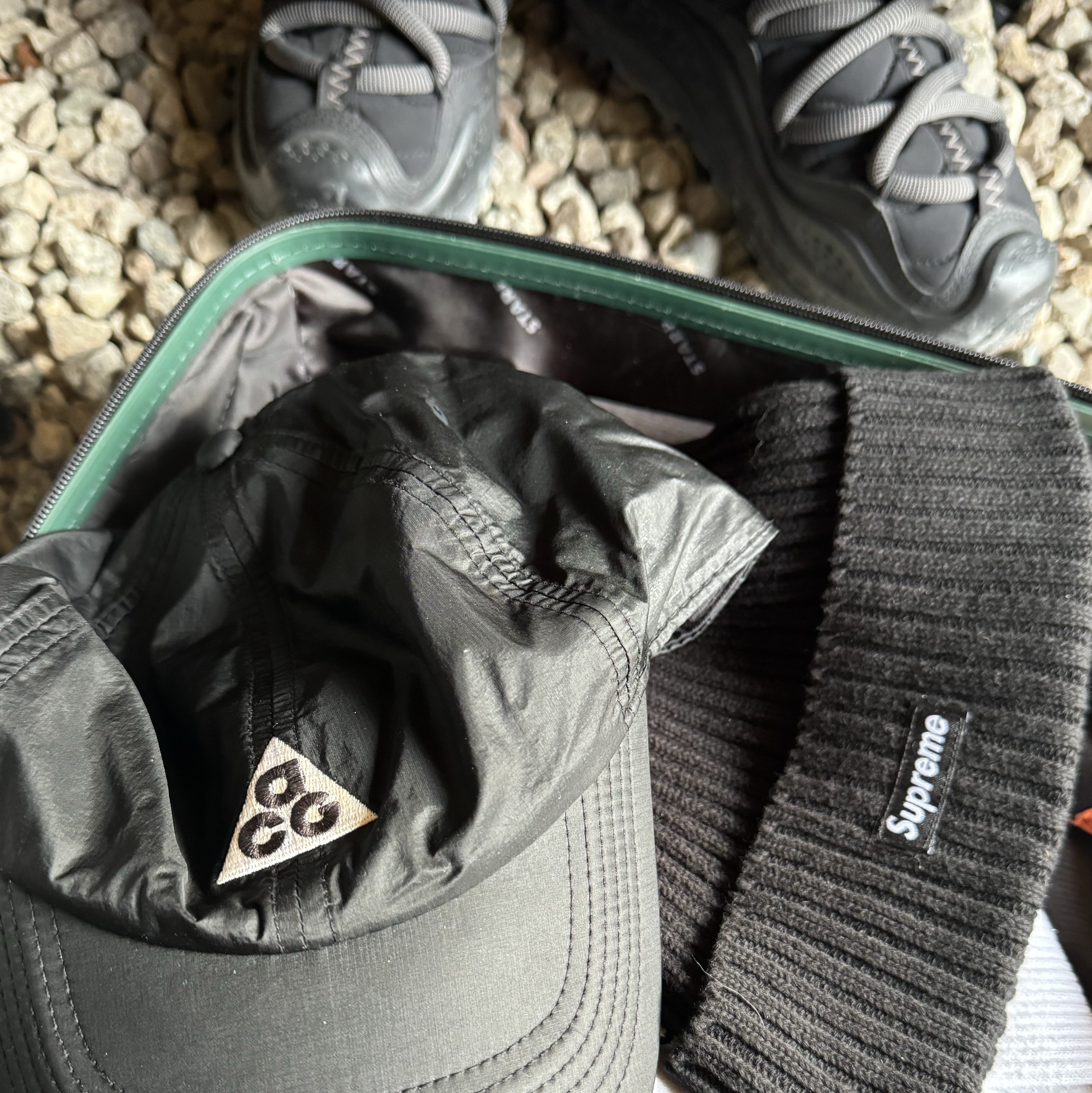 Hoka Ora Primo Black, Nike ACG Trail Cap Black 착용 스타일