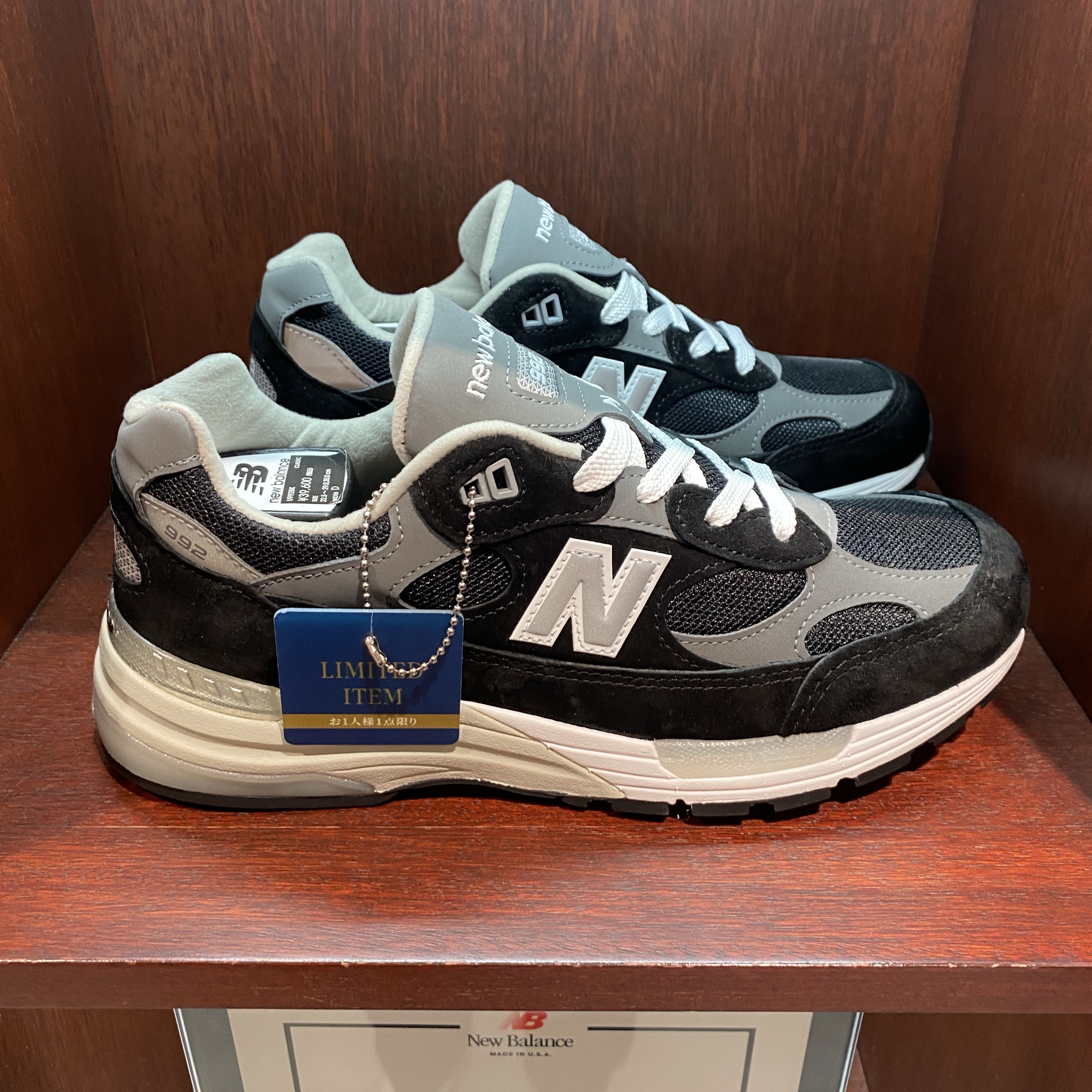 New Balance 992 Made in USA Core Black Grey 착용 스타일 - 1