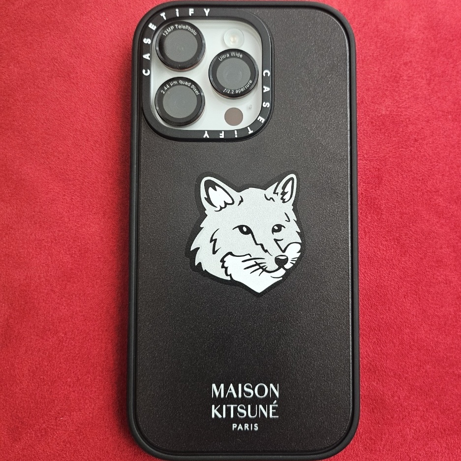 Casetify x Maison Kitsune iPhone Black Magsafe Impact Case Matte Black 착용 스타일