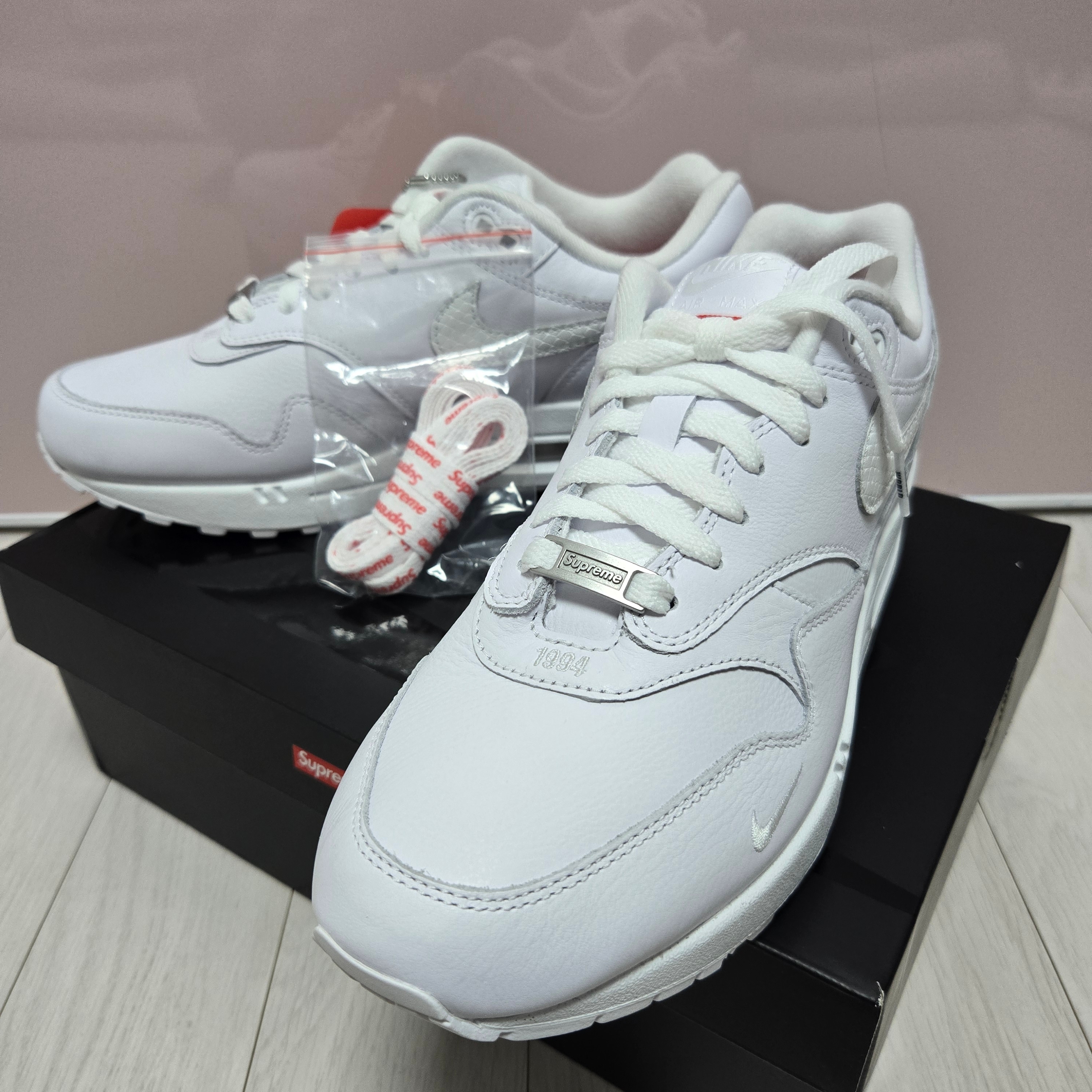Nike x Supreme Air Max 1 '87 White - 25SS 착용 스타일 - 4