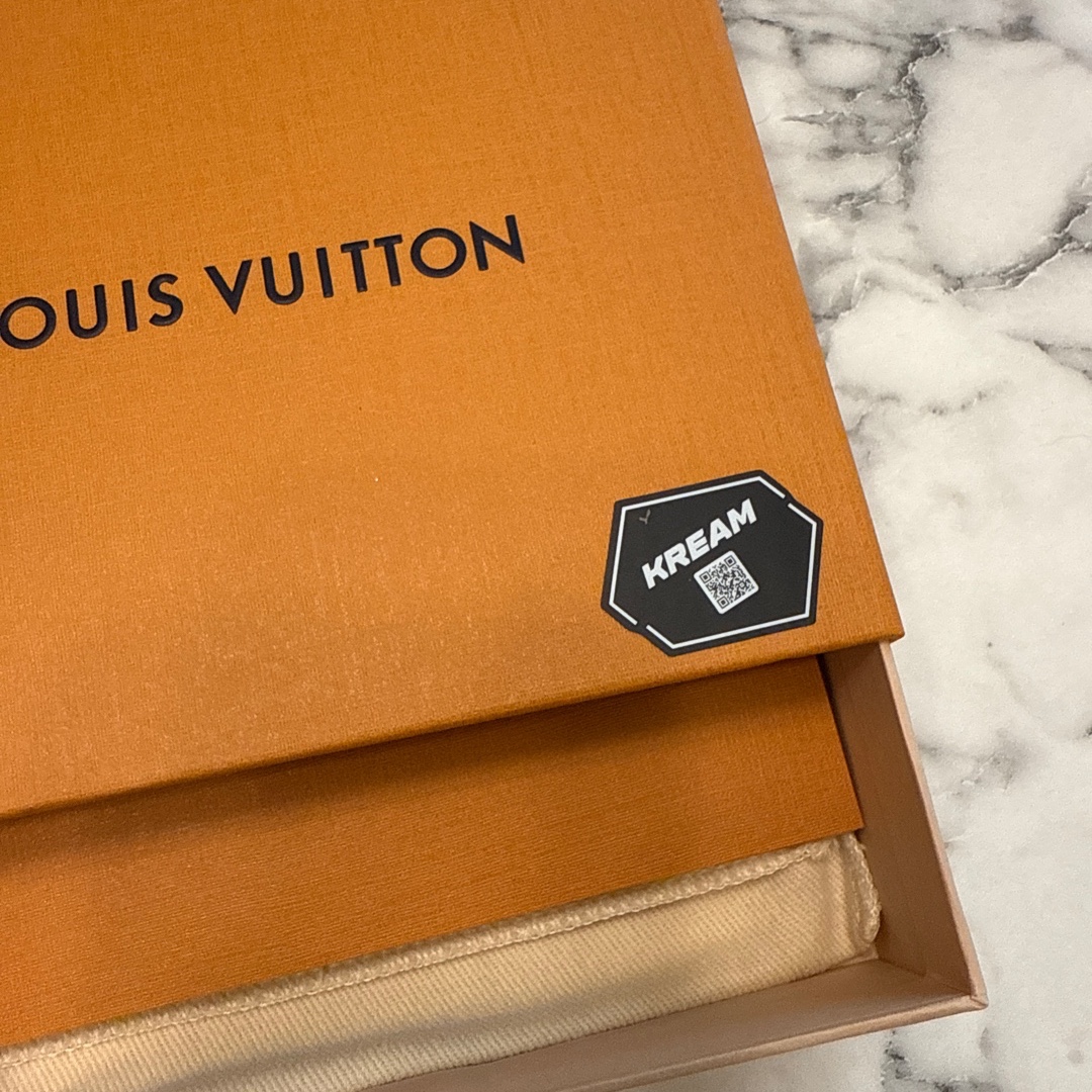 Louis Vuitton Slender Wallet Monogram Eclipse 착용 스타일