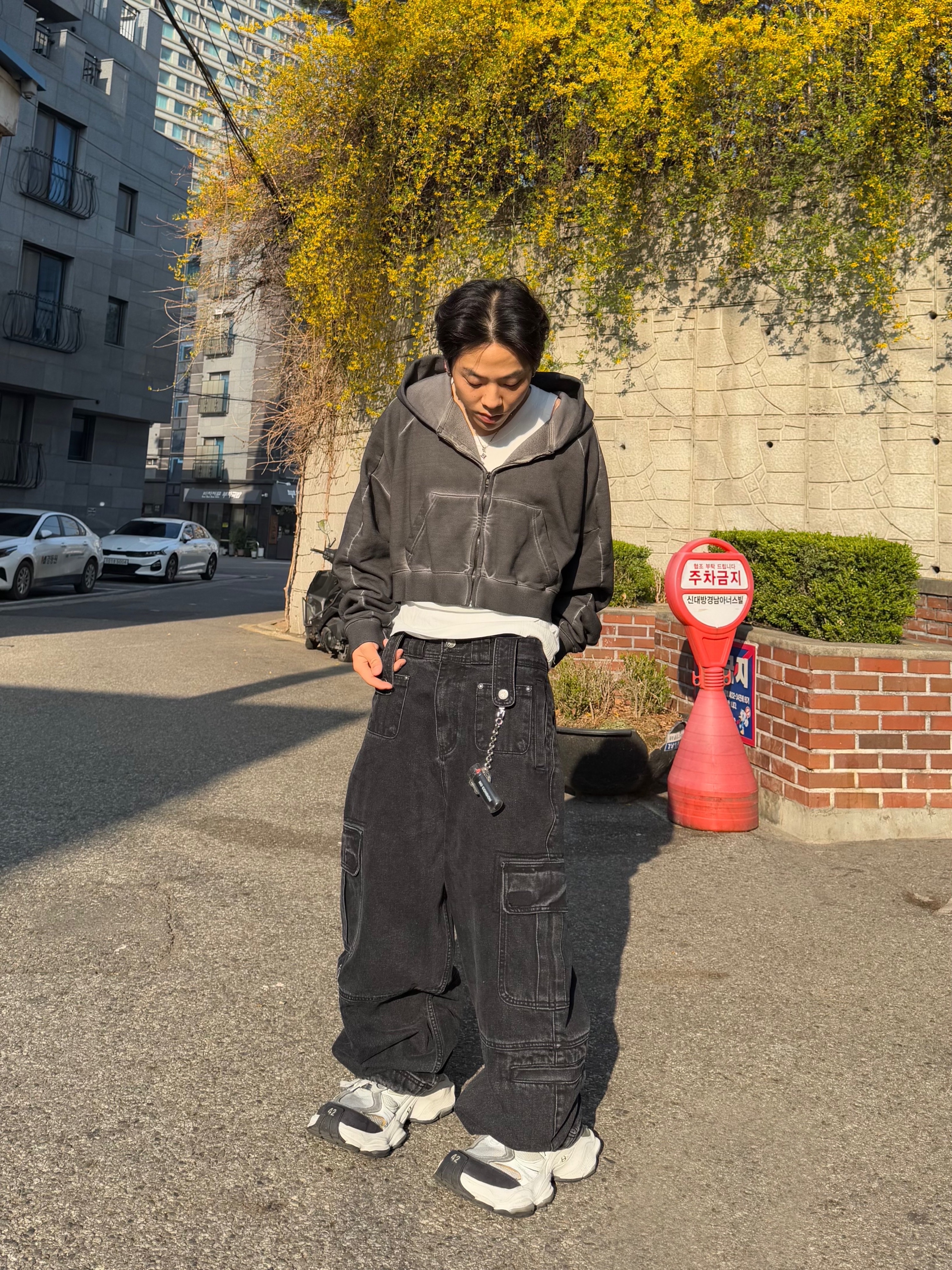 발렌시아가 카고 스니커즈 화이트 그레이 착용 스타일 - 1