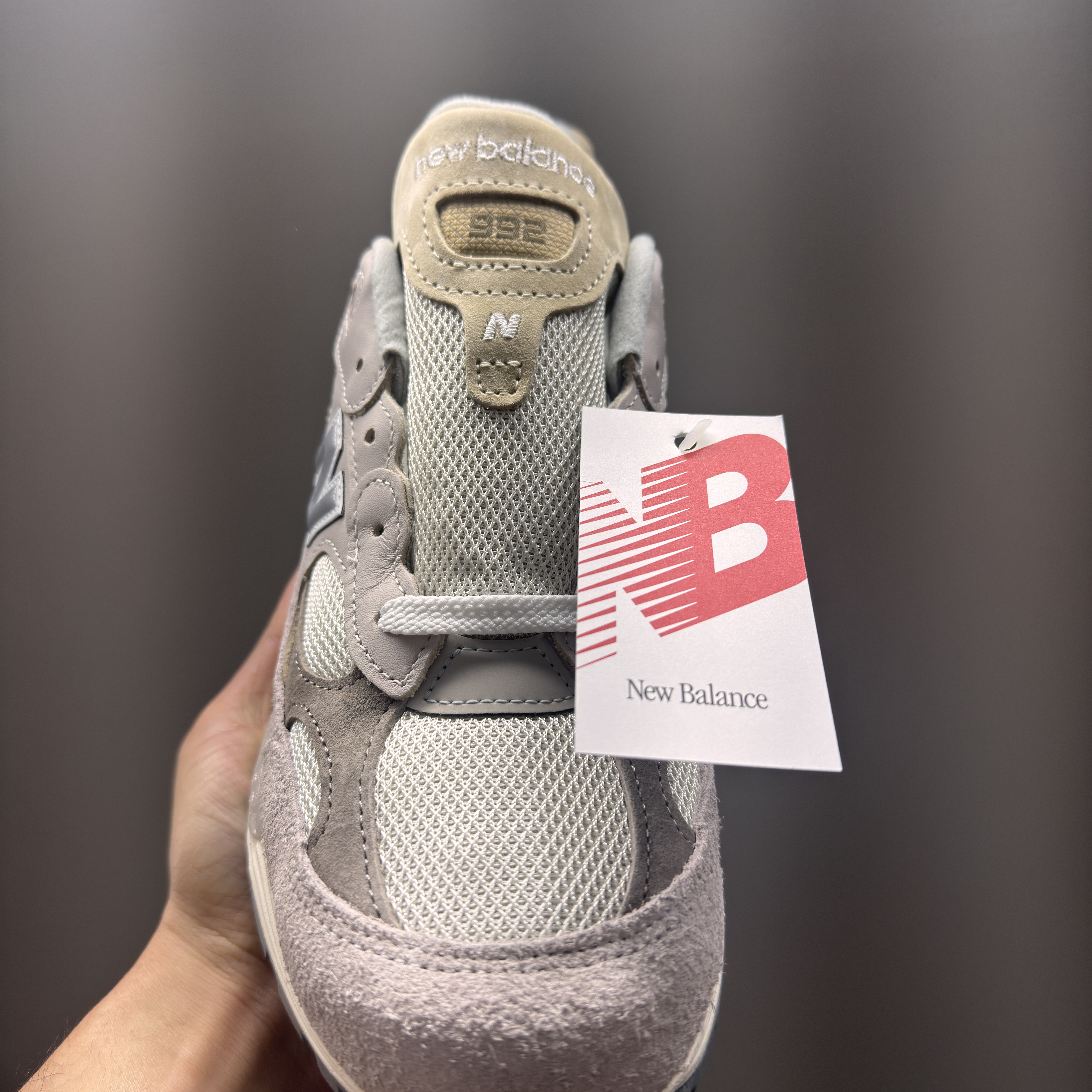 New Balance 992 Made in USA Moonrock Mushroom 착용 스타일 - 2