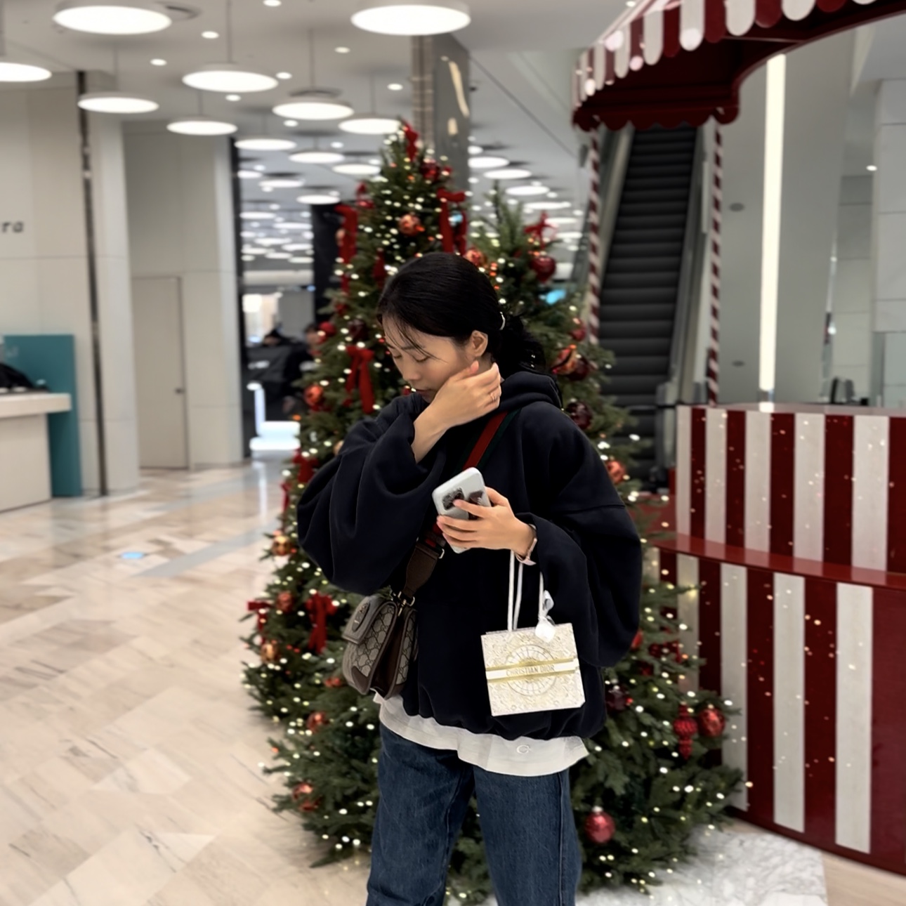 이지 갭 엔지니어드 바이 발렌시아가 도브 후드 워시드 블랙, (W) 어그 타즈 슬리퍼 체스트넛 착용 스타일 - 4