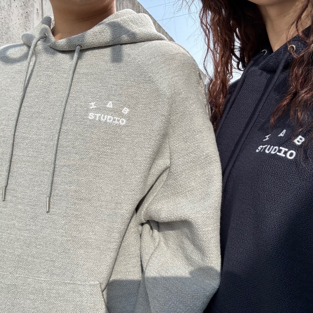 IAB Studio Herringbone Hoodie Navy White 착용 스타일
