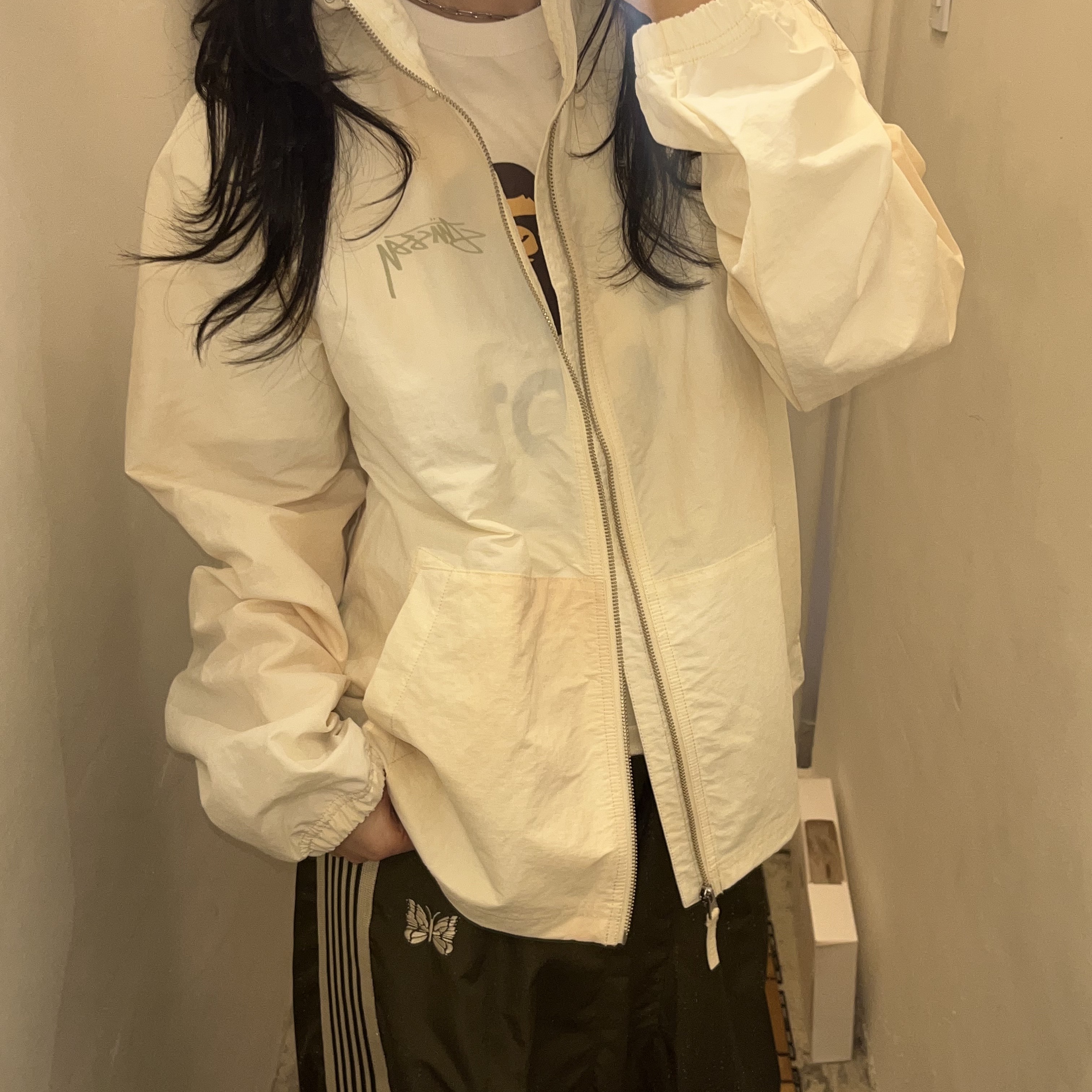 베이프 아이 러브 베이프 티셔츠 화이트, 니들스 x LHP H.D. 나일론 트랙 팬츠 올리브 착용 스타일 - 2