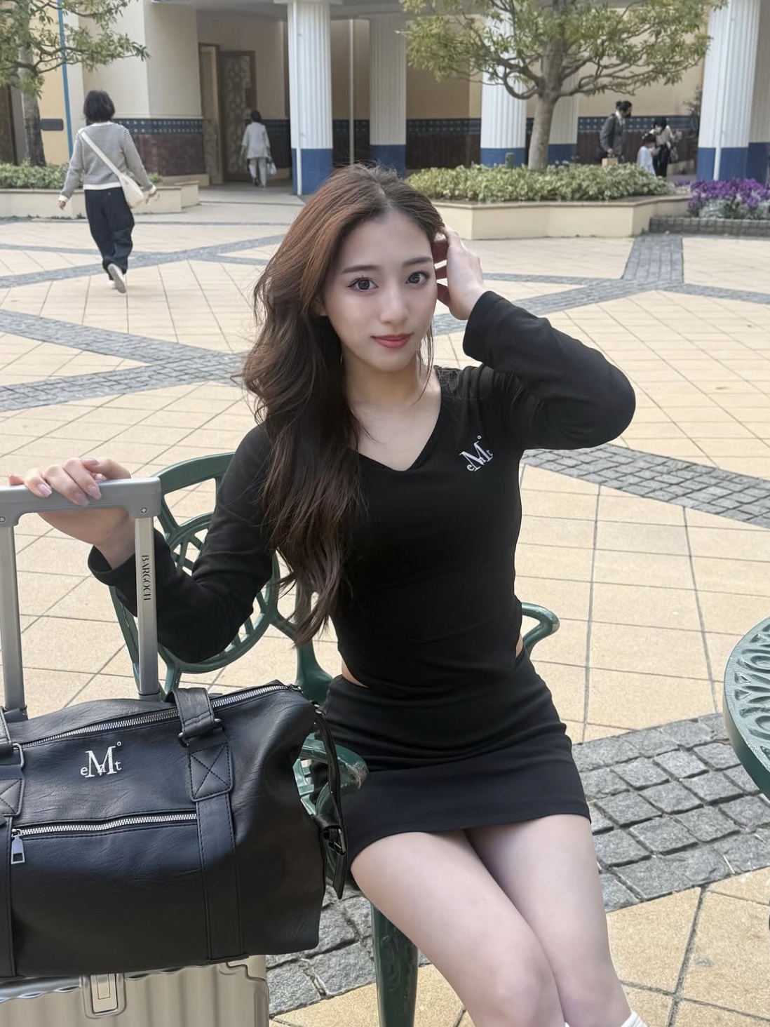 MUCENT Prime Wrinkle Leather Tote Bag Black, MUCENT Asti Slim U Neck T Black 착용 스타일 - 1