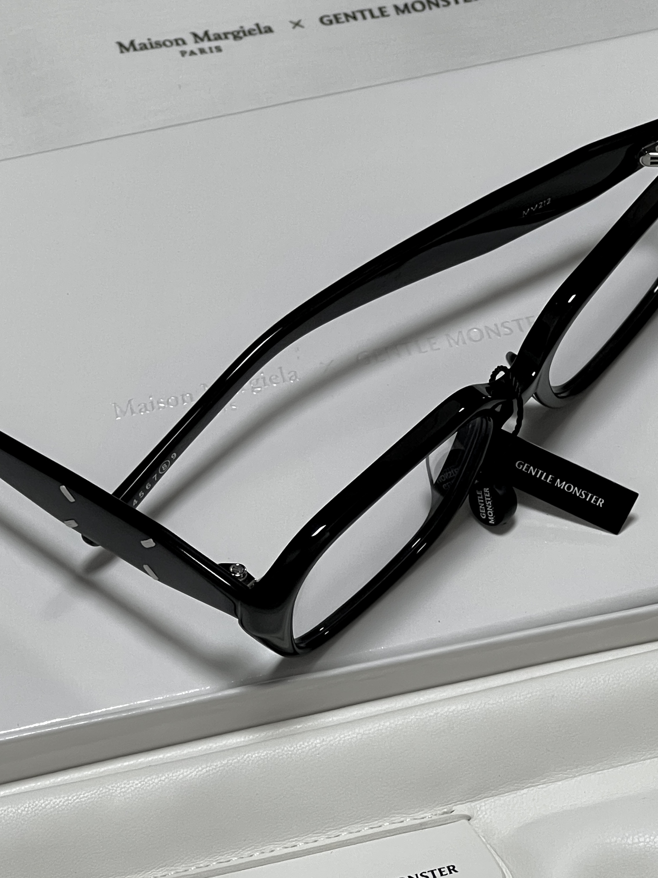 Gentle Monster x Maison Margiela MM212 Black Clear 착용 스타일
