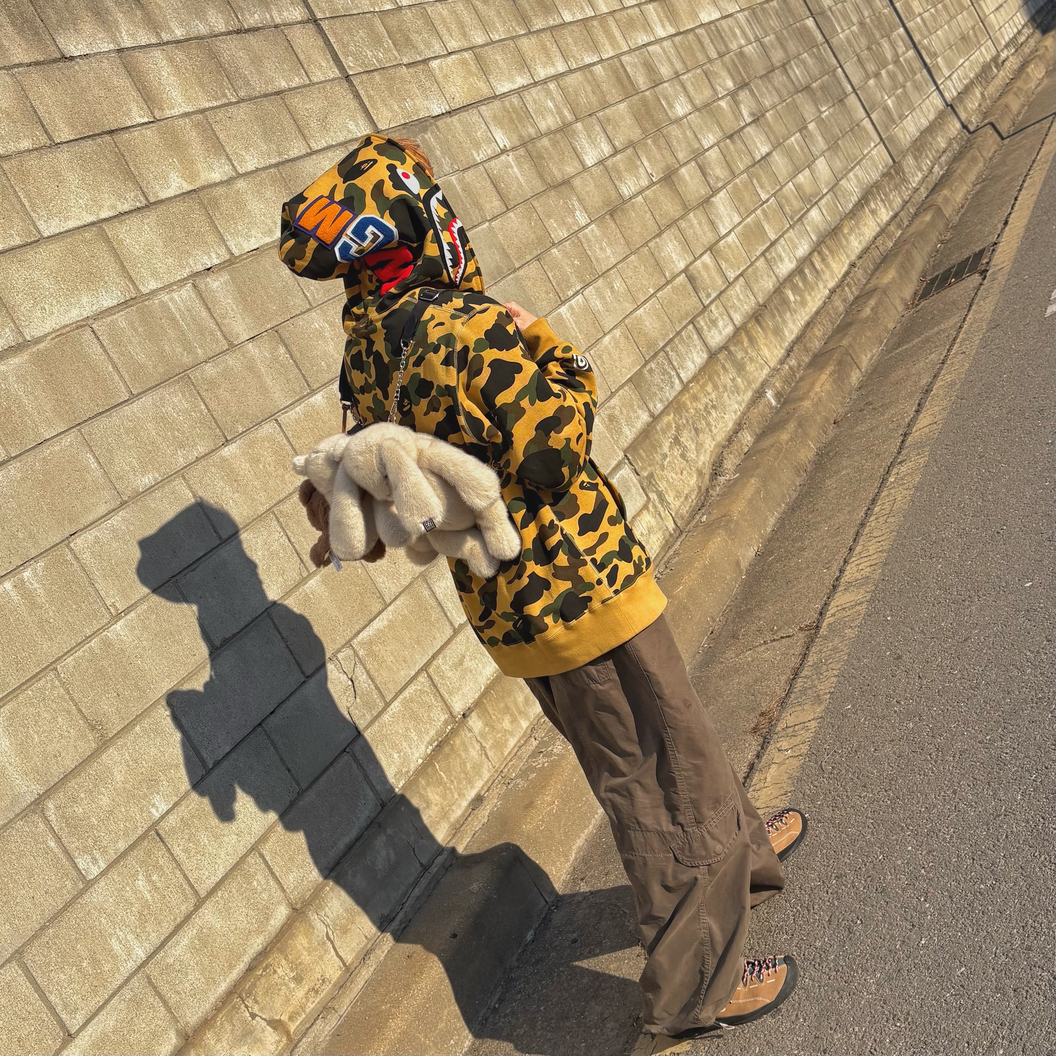 BAPE 1st Camo Shark Full Zip Hoodie Yellow, Keen Jasper Sneakers Toasted Coconut 착용 스타일 - 8