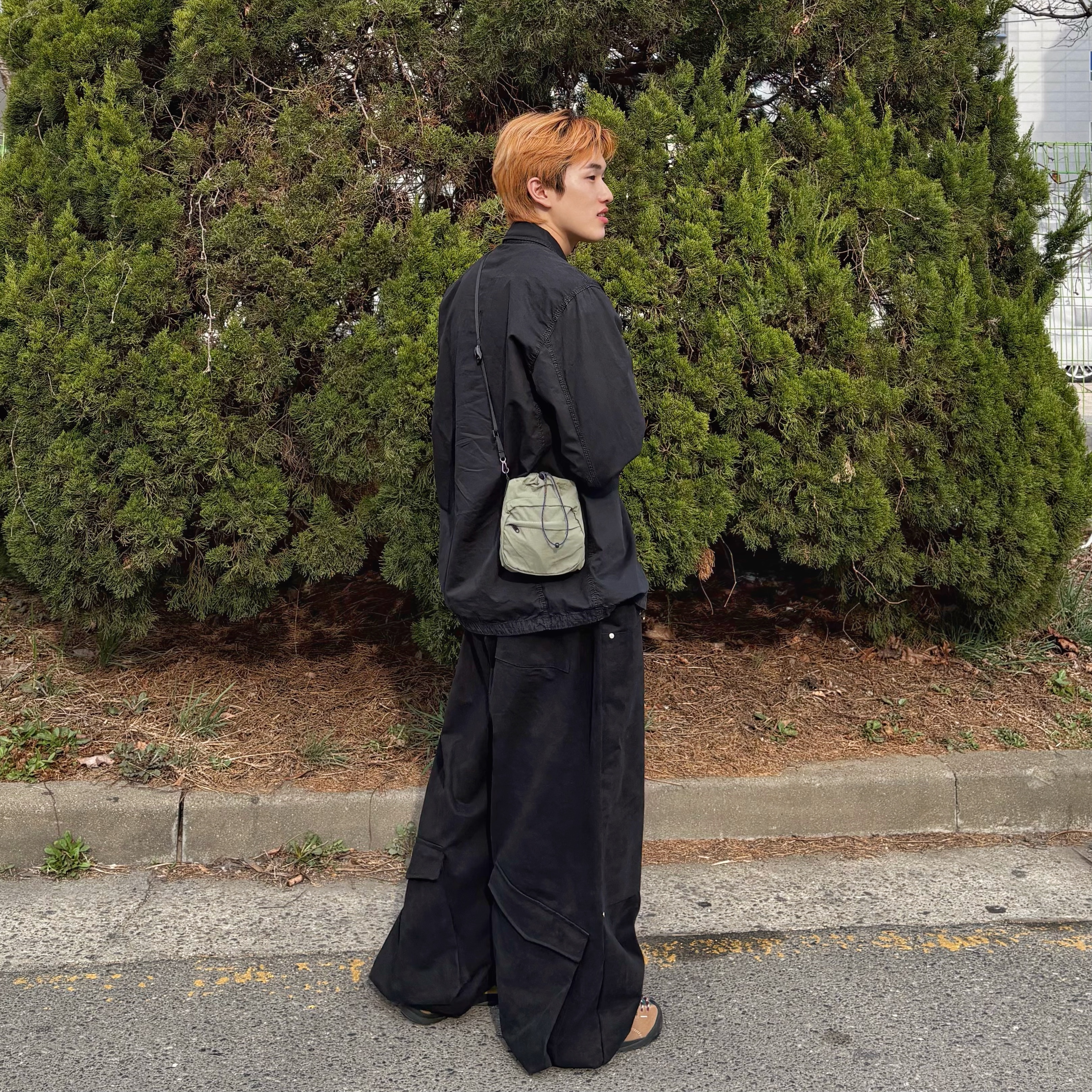 킨 재스퍼 스니커즈 토스티드 코코넛, 스톤 아일랜드 113WN 올드이펙트 오버셔츠 블랙 - 21FW 착용 스타일 - 3