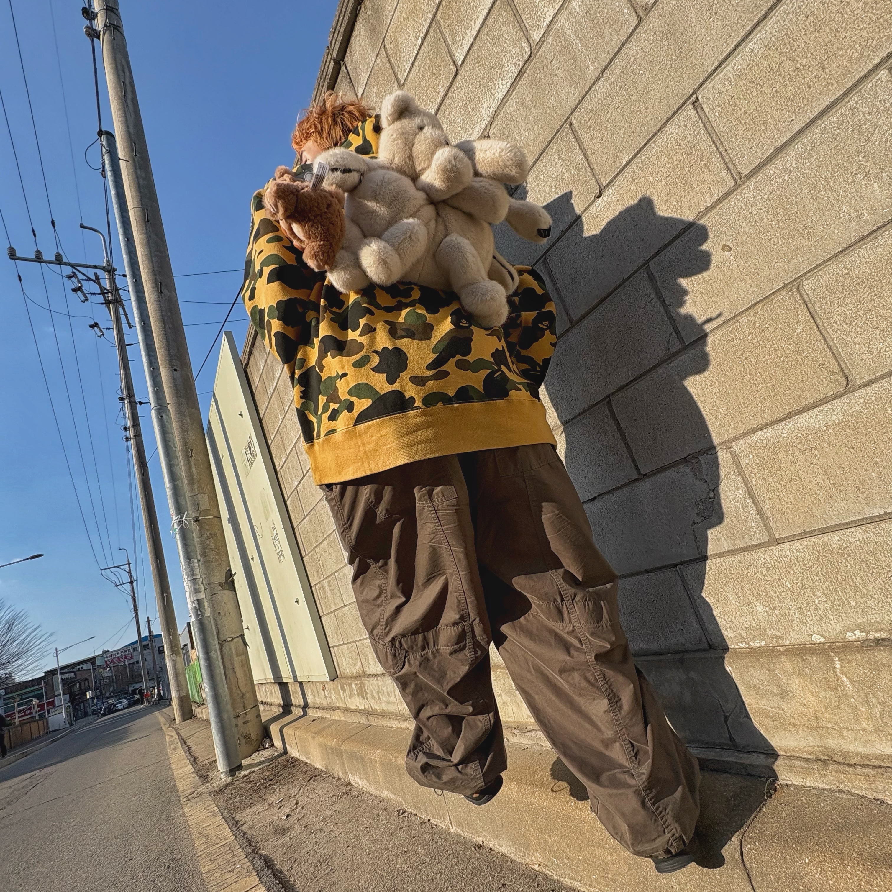 BAPE 1st Camo Shark Full Zip Hoodie Yellow, Keen Jasper Sneakers Toasted Coconut 착용 스타일 - 9