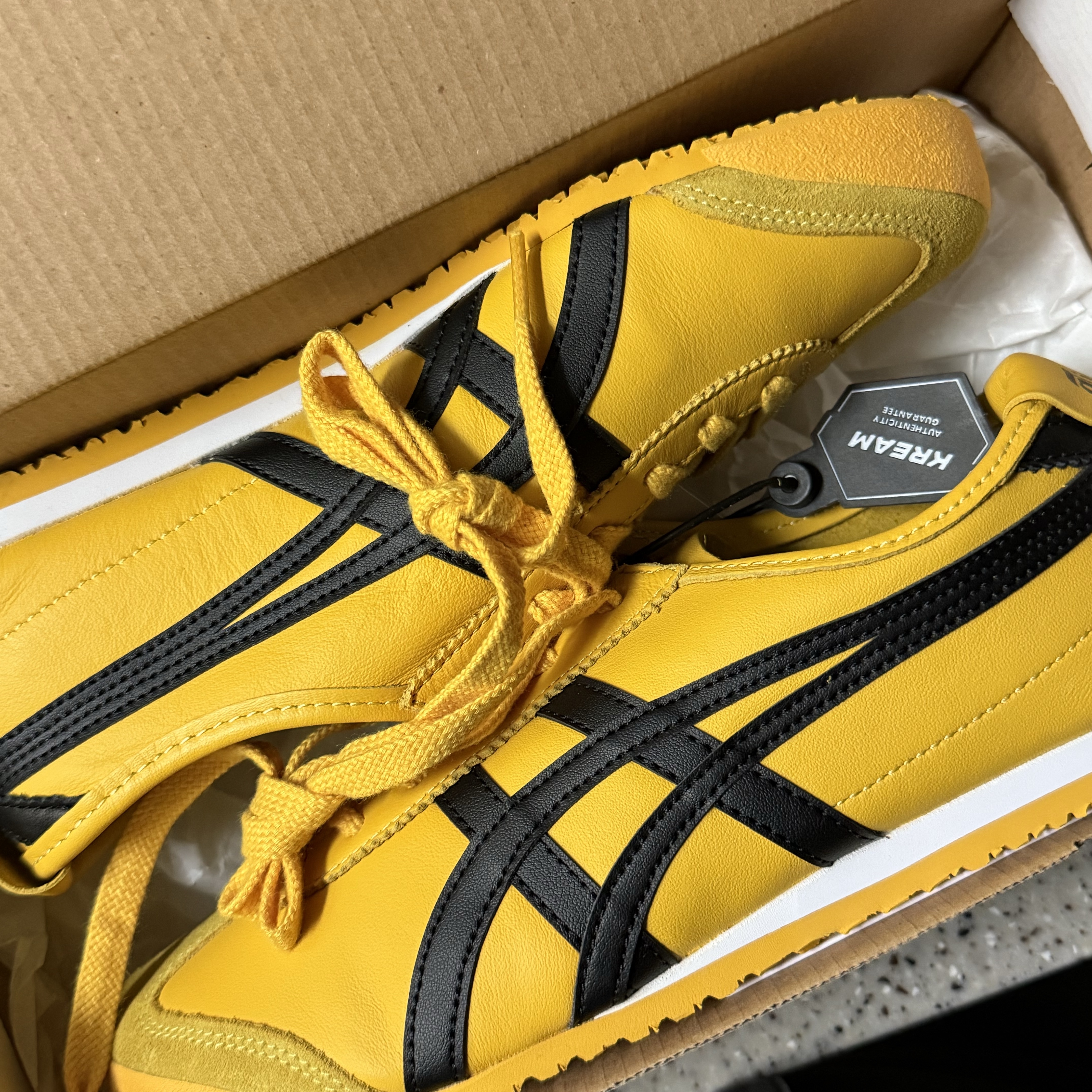 Onitsuka Tiger Mexico 66 Yellow Black 착용 스타일 - 1