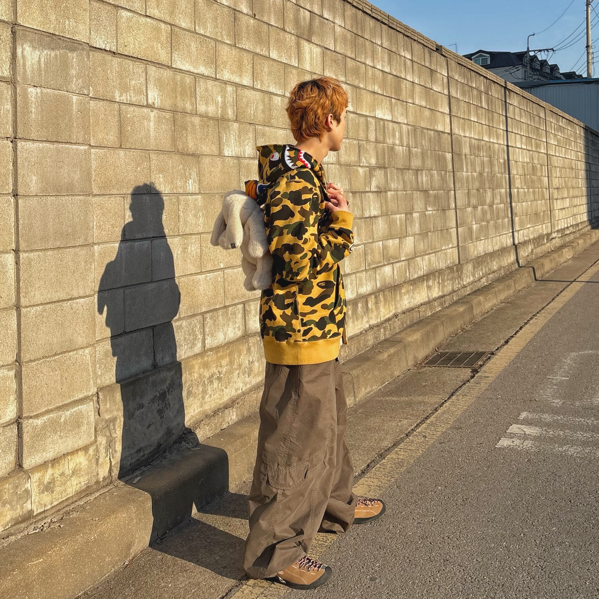 BAPE 1st Camo Shark Full Zip Hoodie Yellow, Keen Jasper Sneakers Toasted Coconut 착용 스타일 - 3
