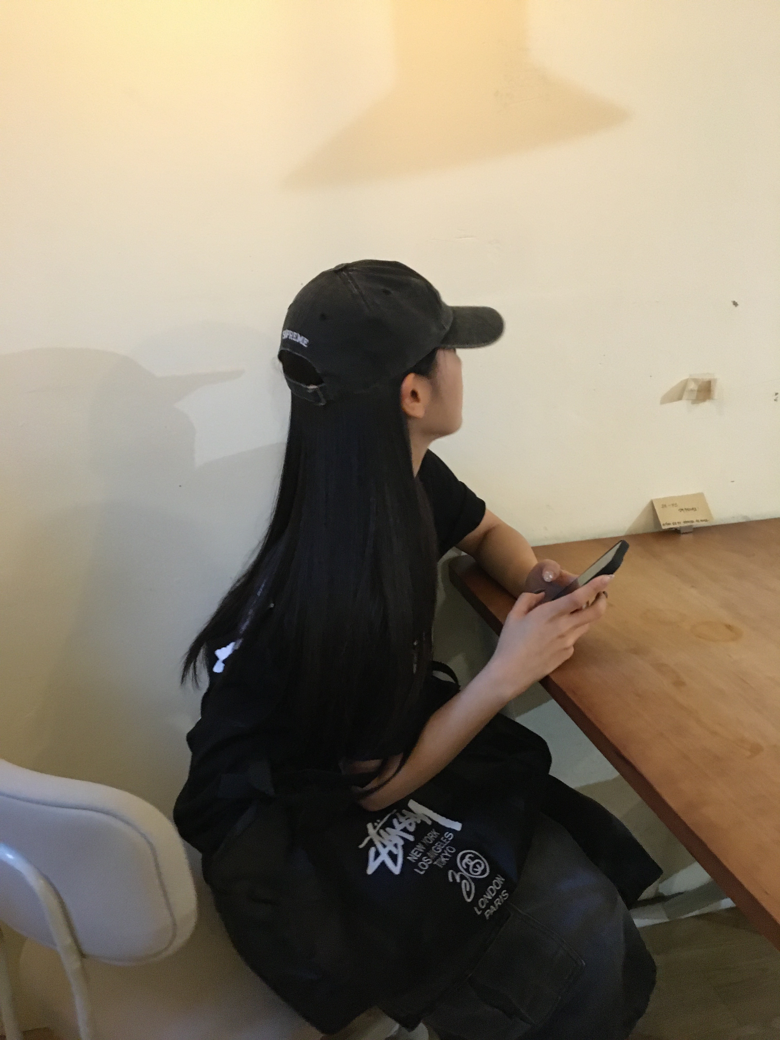 슈프림 피그먼트 캔버스 S 로고 6-패널 캡 블랙 - 23SS, 슈프림 피그먼트 코티드 S 로고 6-패널 블랙 - 25SS 착용 스타일